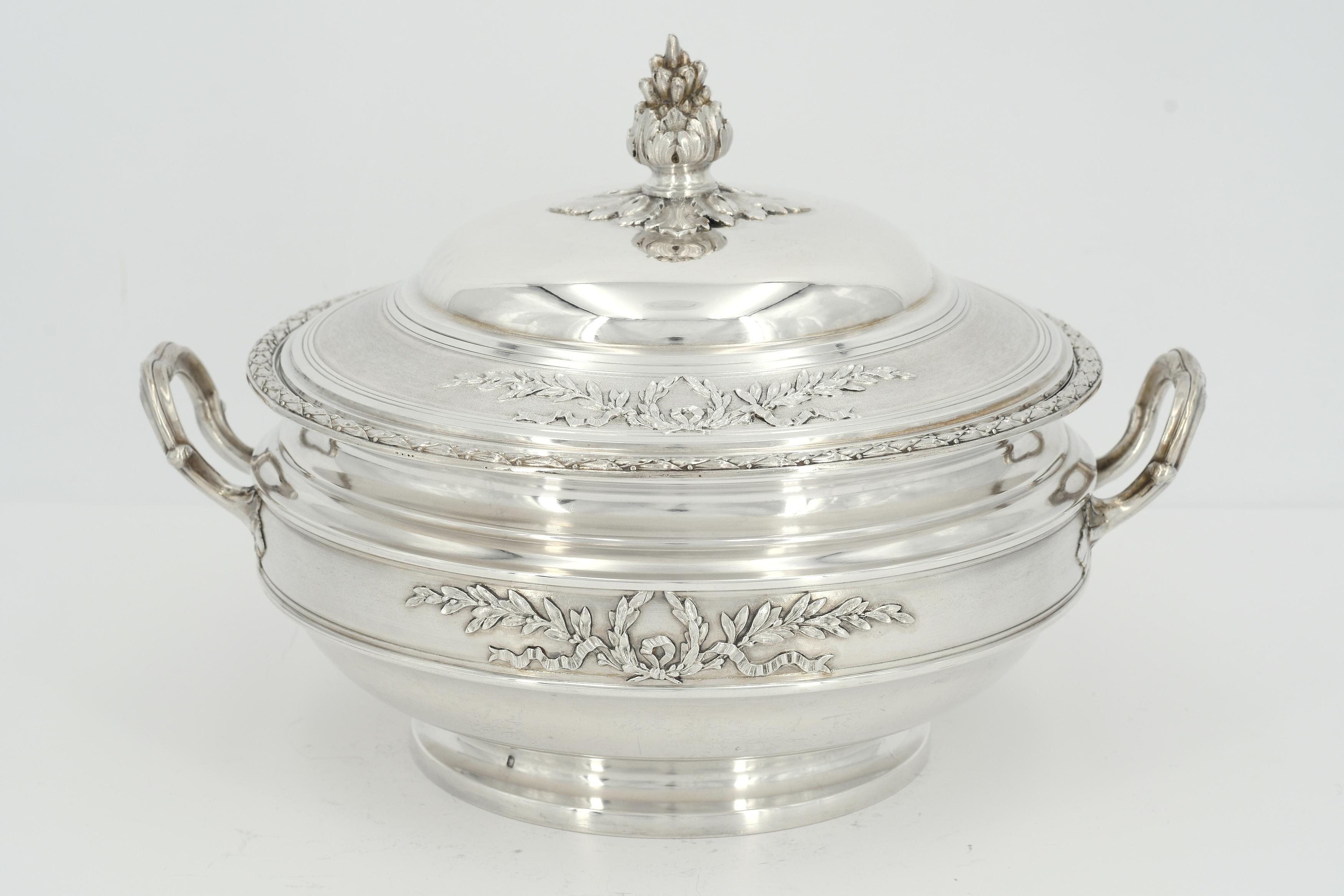 Silver vegetable bowl with laurel wreaths and floral knob - Image 4 of 8