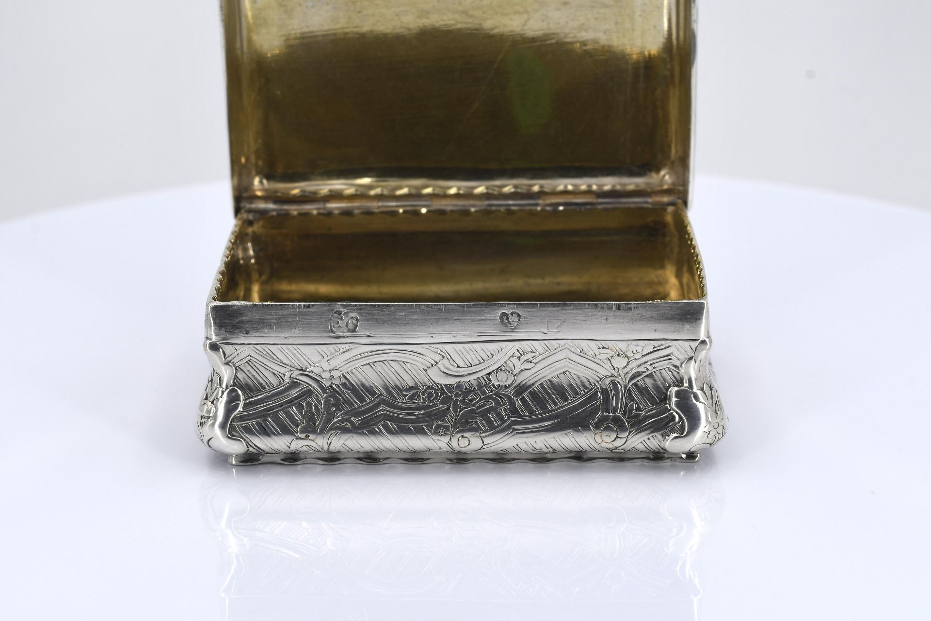 Silver snuffbox with flower tendrils - Image 9 of 9