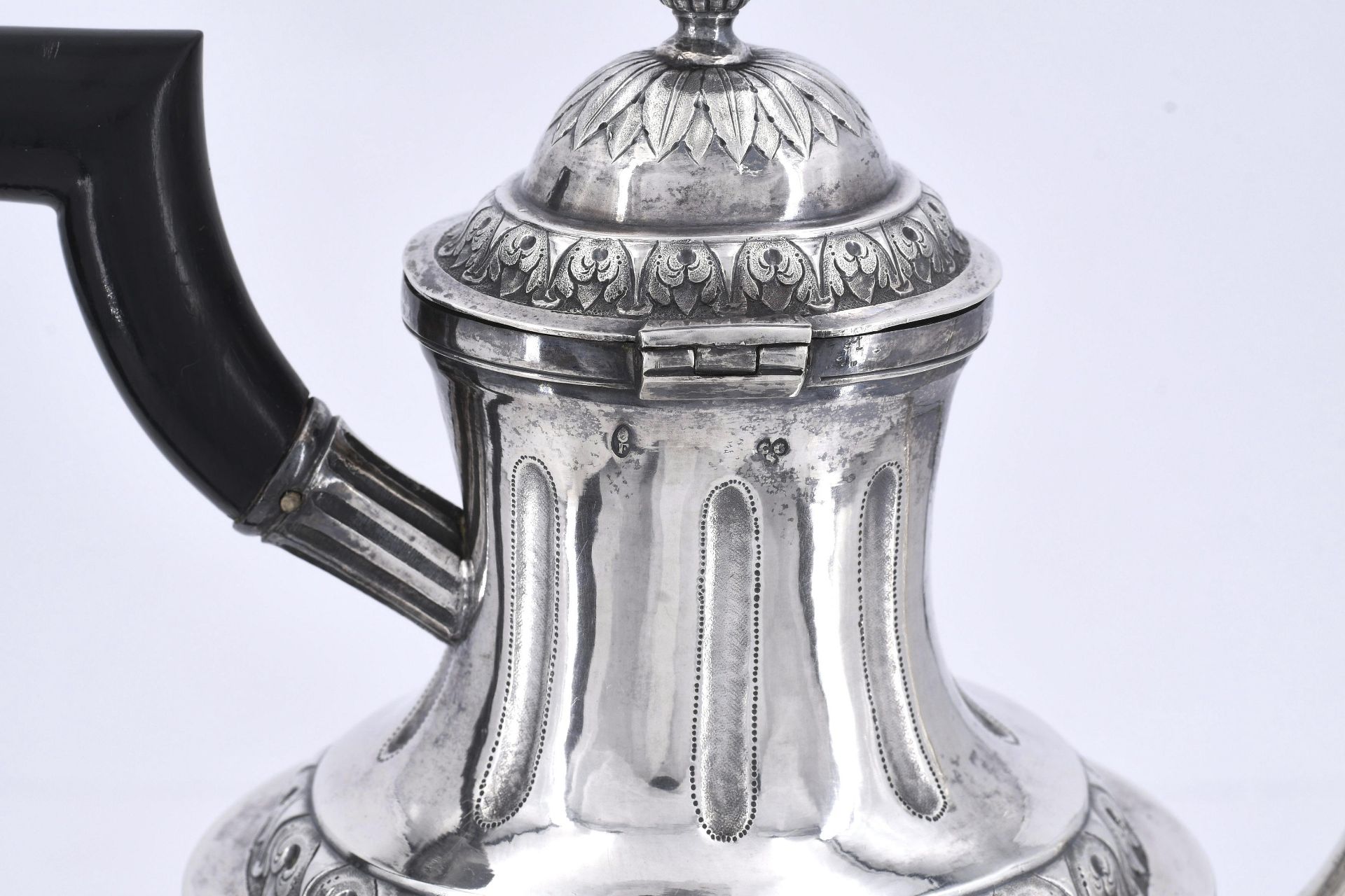 Silver coffee pot and hot-water jug with fruit festoons and lancet leaf decor - Image 14 of 14