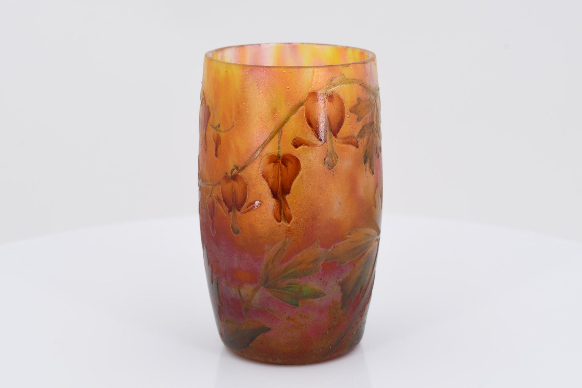 Small glass vase with "bleeding hearts" - Image 2 of 8
