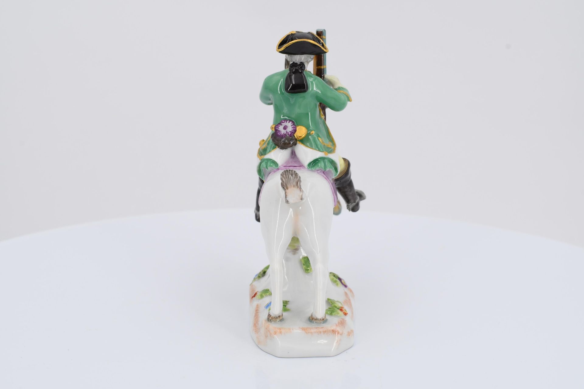 7 miniature porcelain figurines of hunters and huntresses - Image 5 of 21