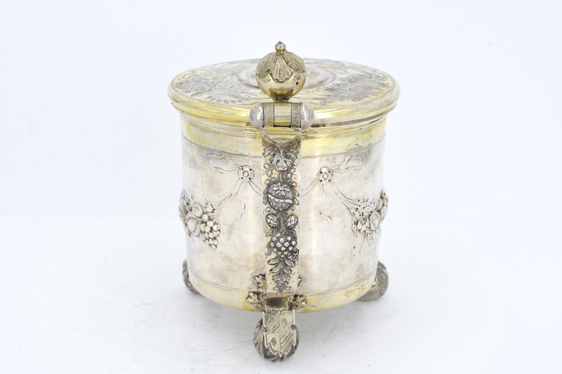 Large lidded silver tankard with spheric feet and crest - Image 3 of 8