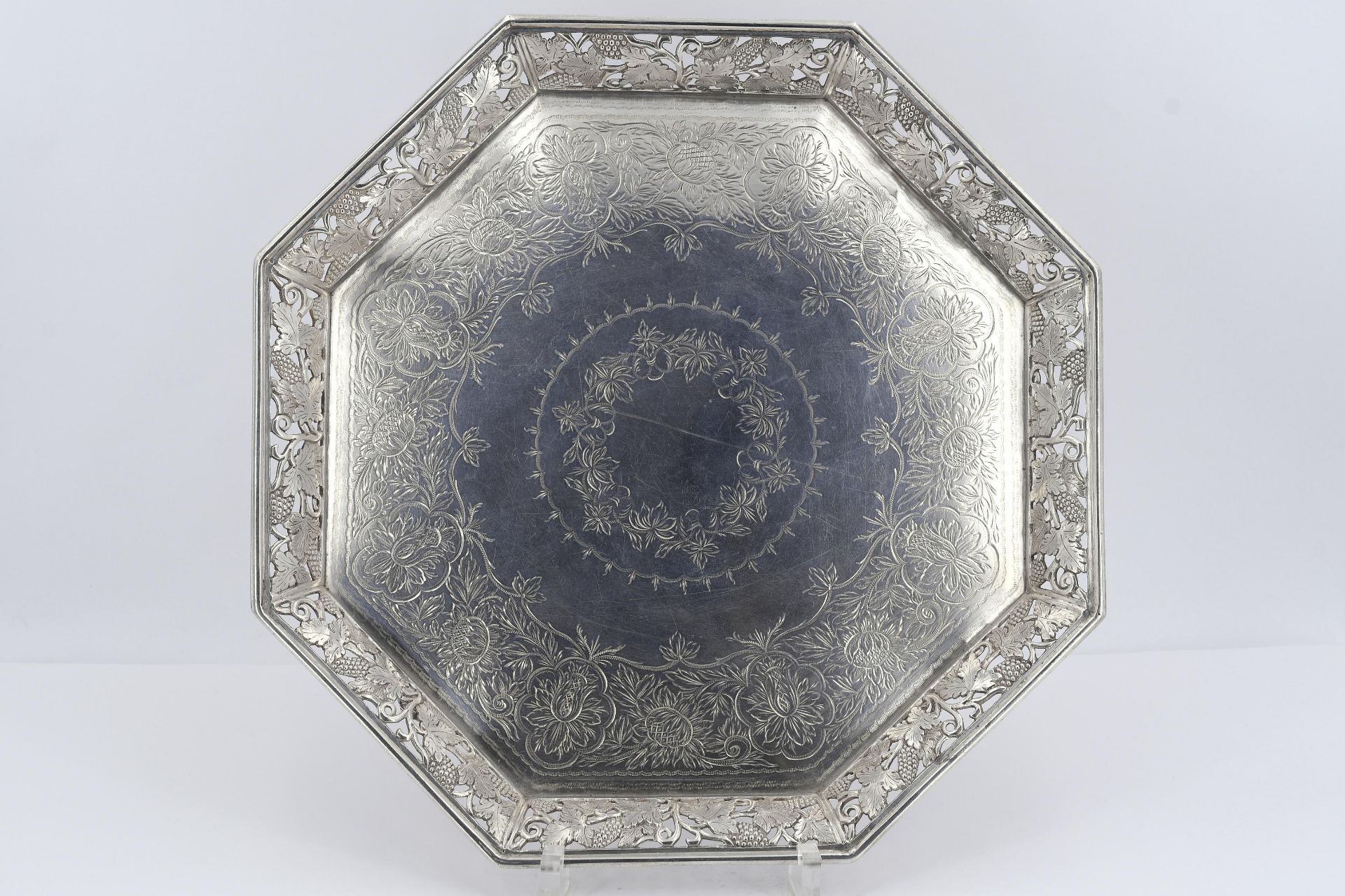 Octagonal silver presentoir with vine tendrils - Image 2 of 5