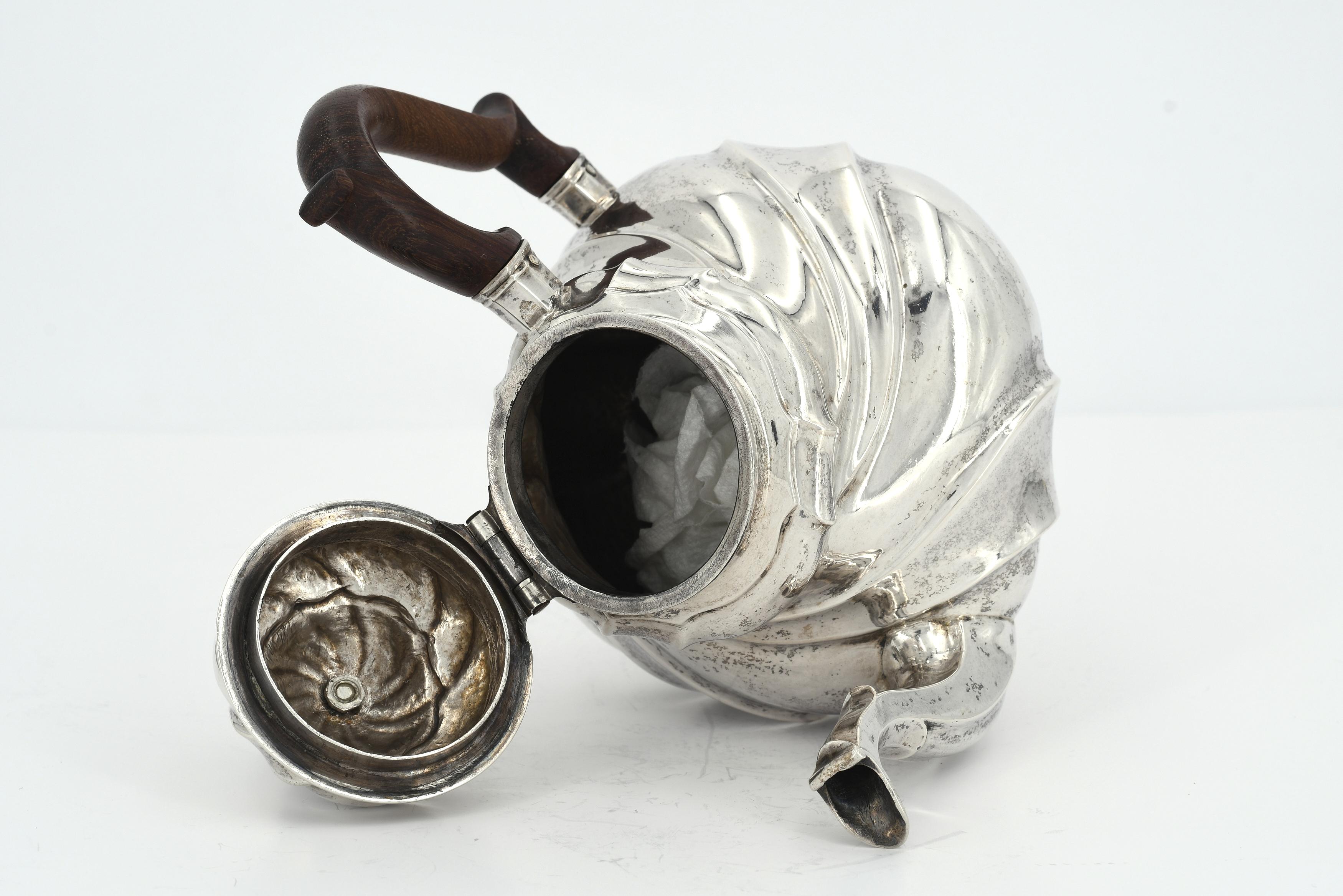 SILVER TEAPOT WITH TWIST-FLUTED FEATURES. - Image 5 of 6