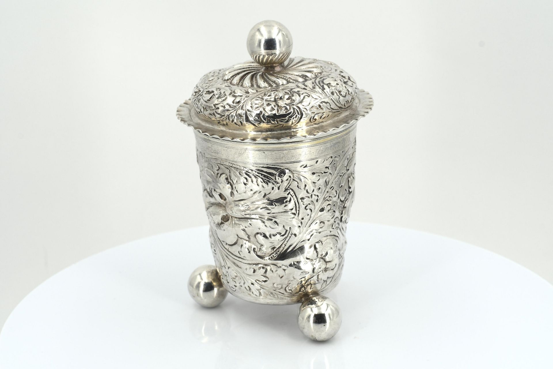 Lidded silver beaker with flower tendrils on spheric feet - Image 3 of 8