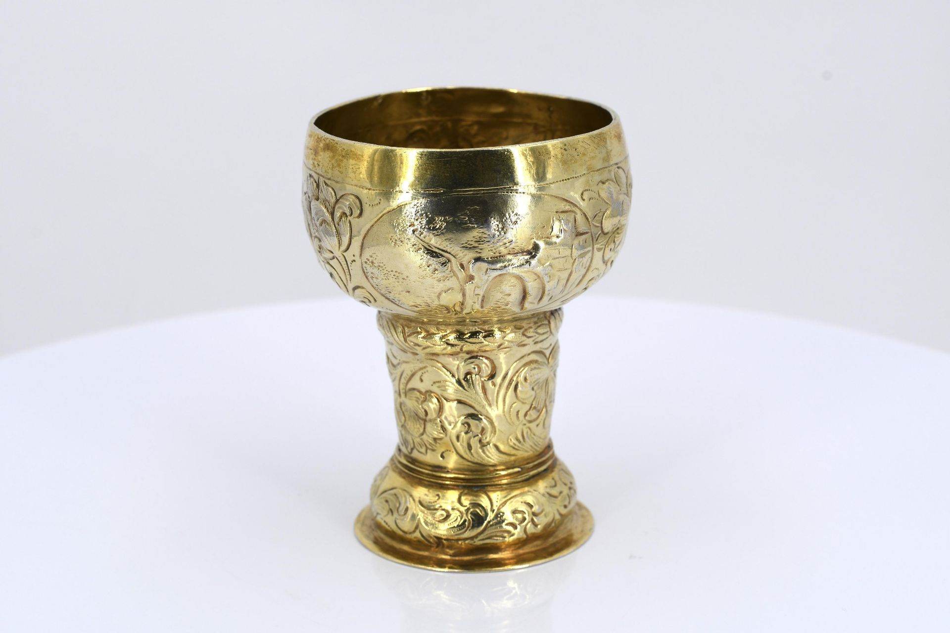 Small vermeil beaker (Roemer) with landscape reserves - Image 2 of 7