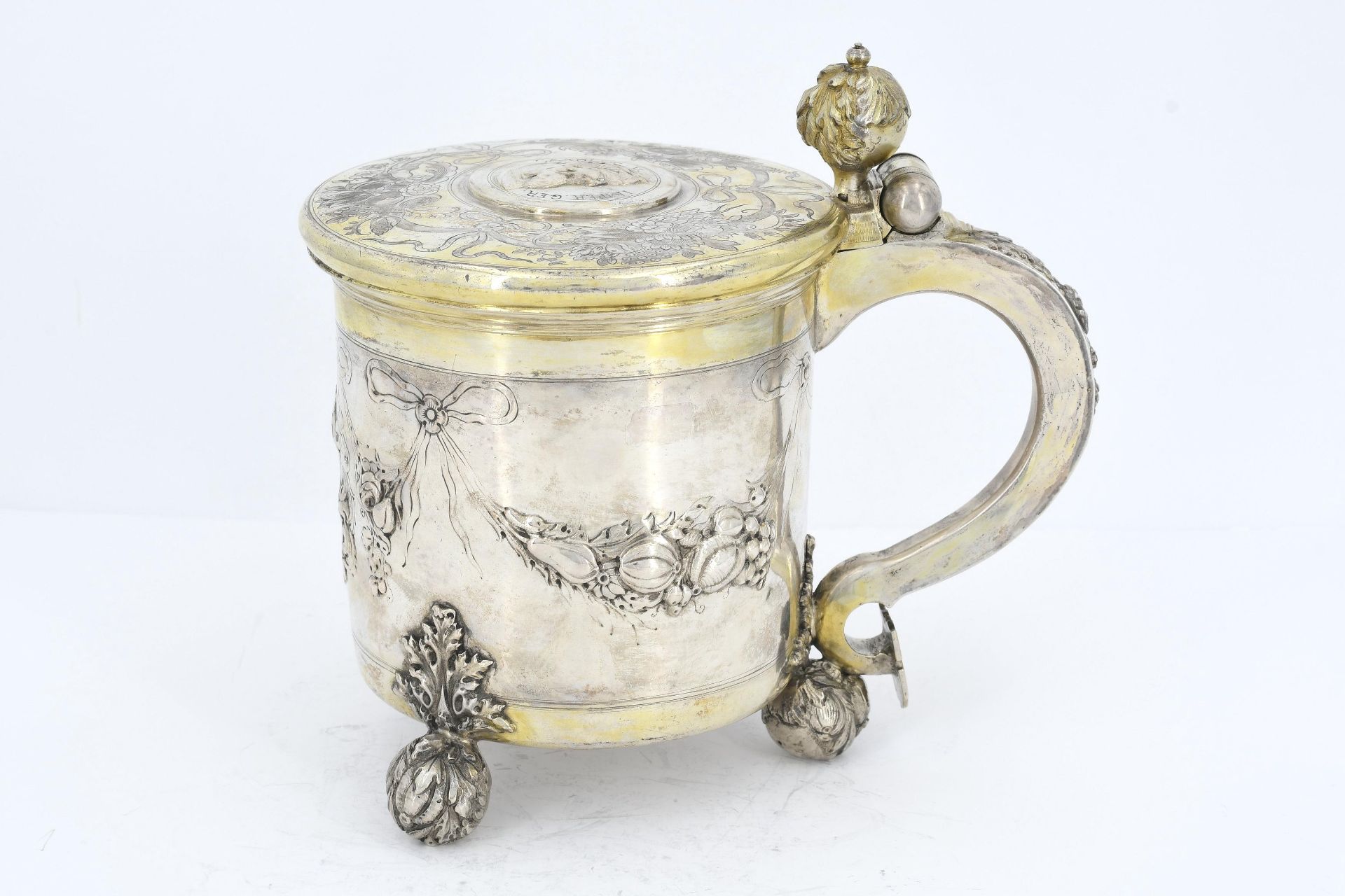 Large lidded silver tankard with spheric feet and crest - Image 2 of 8