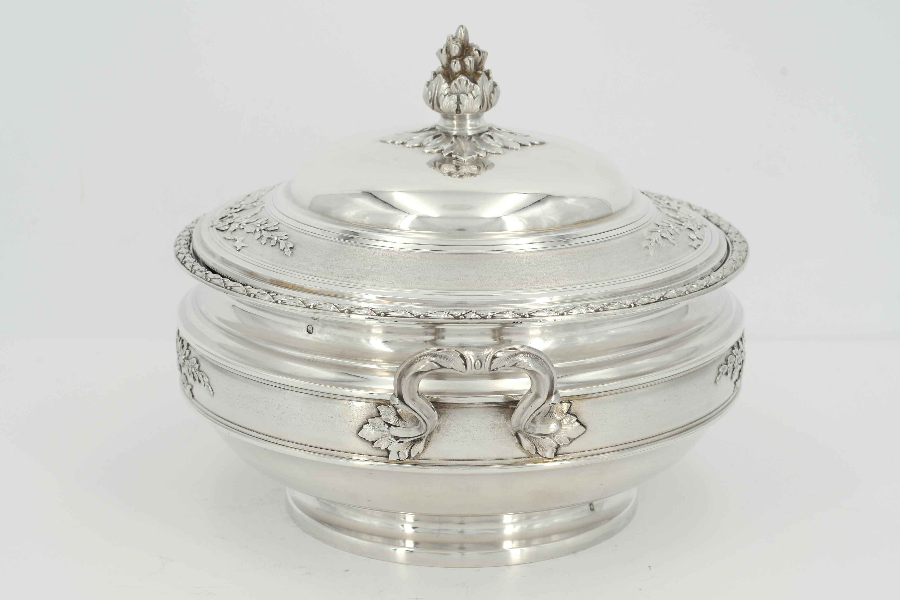 Silver vegetable bowl with laurel wreaths and floral knob - Image 5 of 8