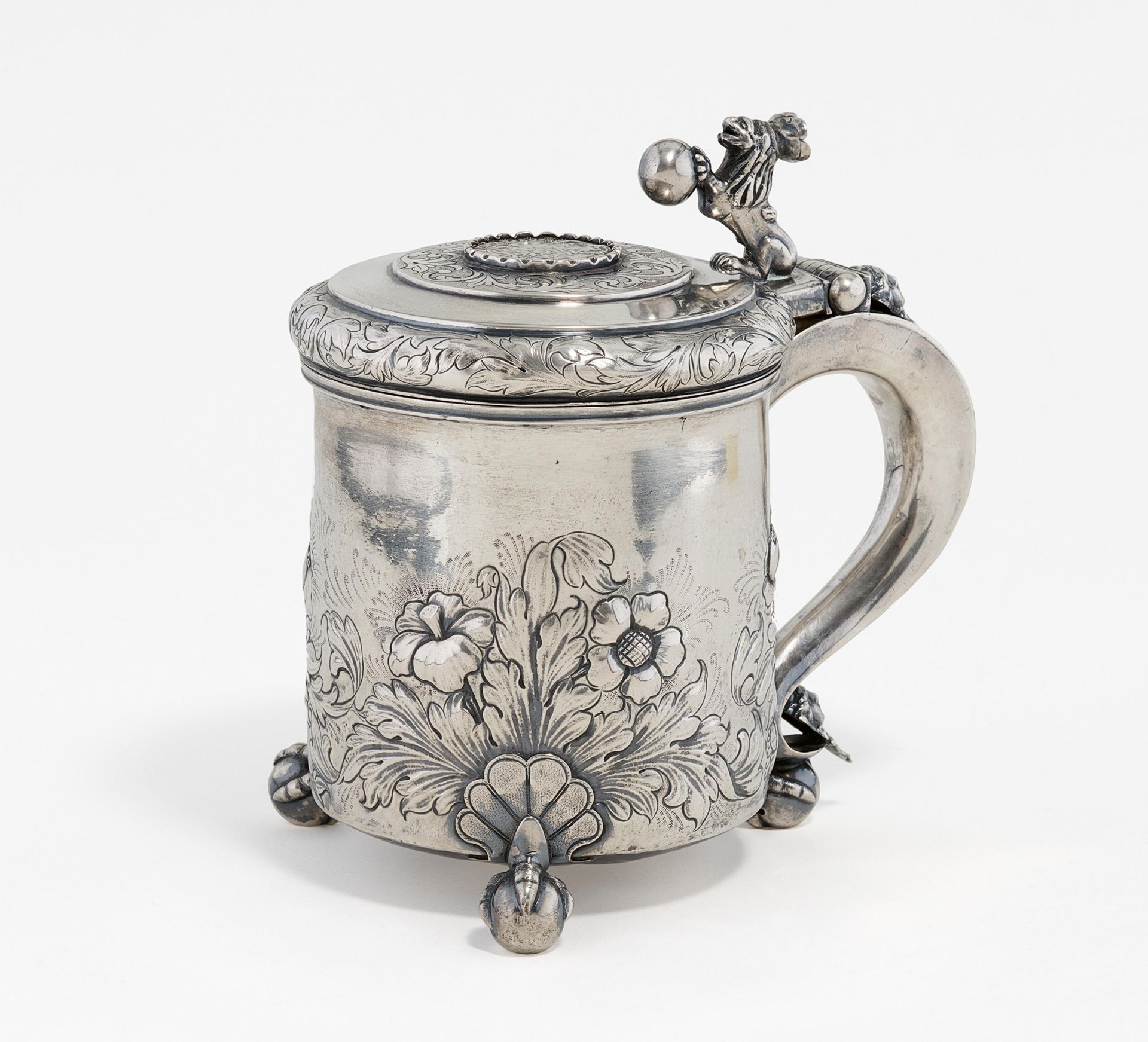 Large lidded silver beaker with lion décor on spheric feet