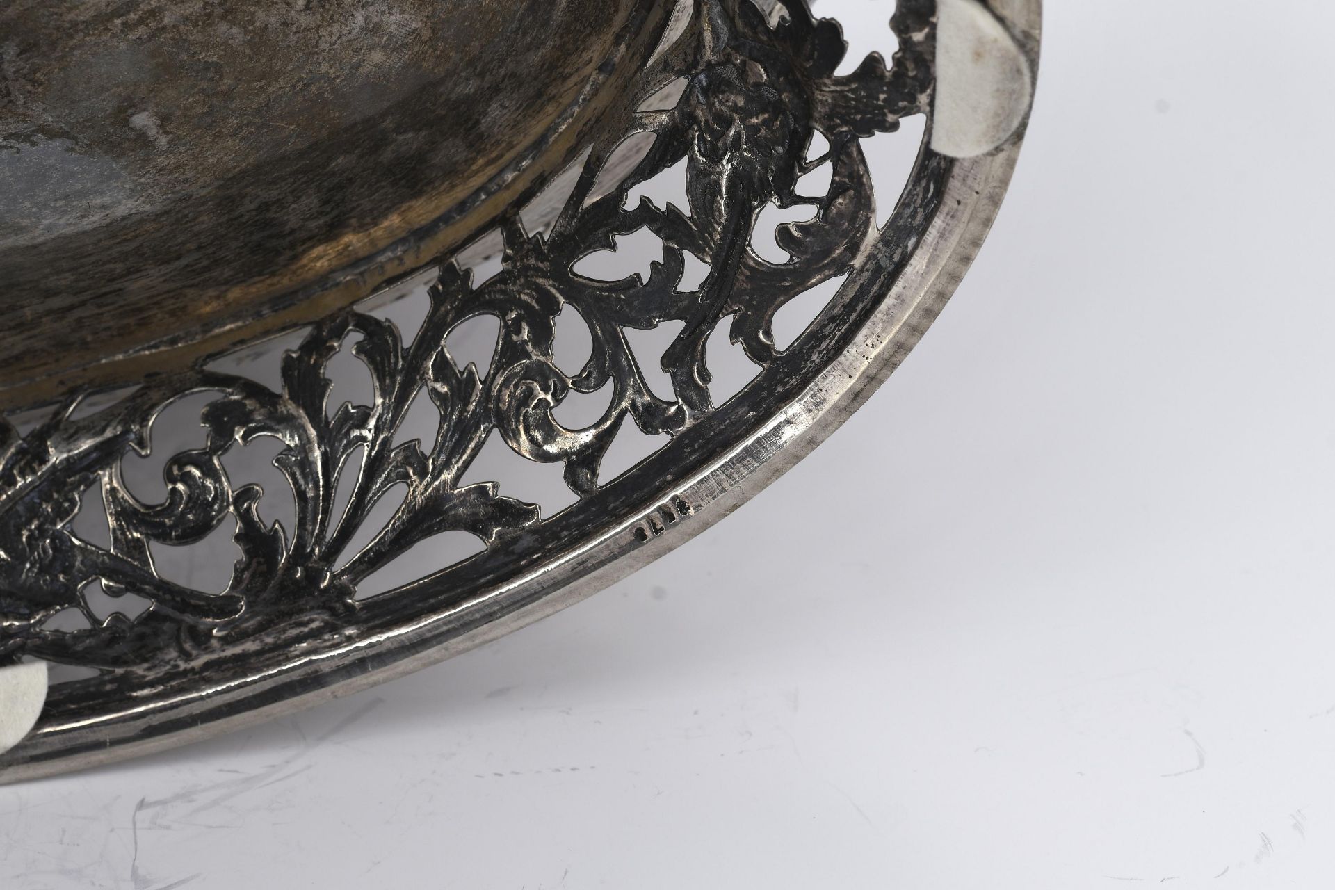 Pair of magnificent large silver bowls with garlands and birds of paradise - Image 11 of 21