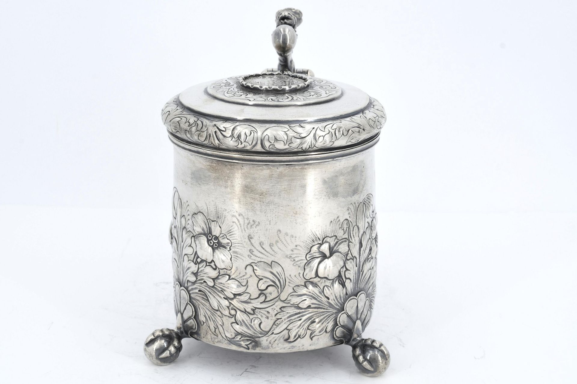 Large lidded silver beaker with lion décor on spheric feet - Image 5 of 8