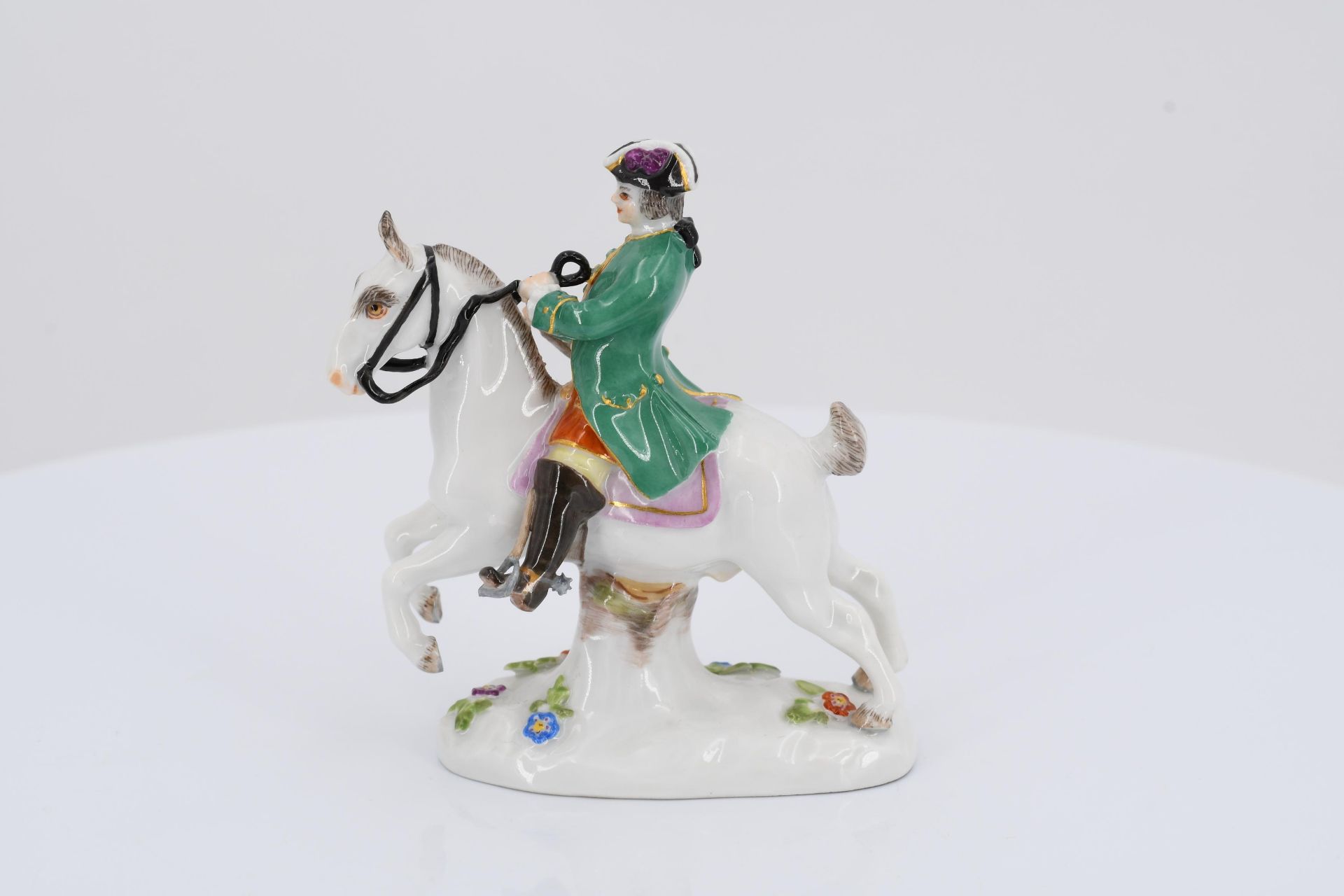7 miniature porcelain figurines of hunters and huntresses - Image 7 of 21
