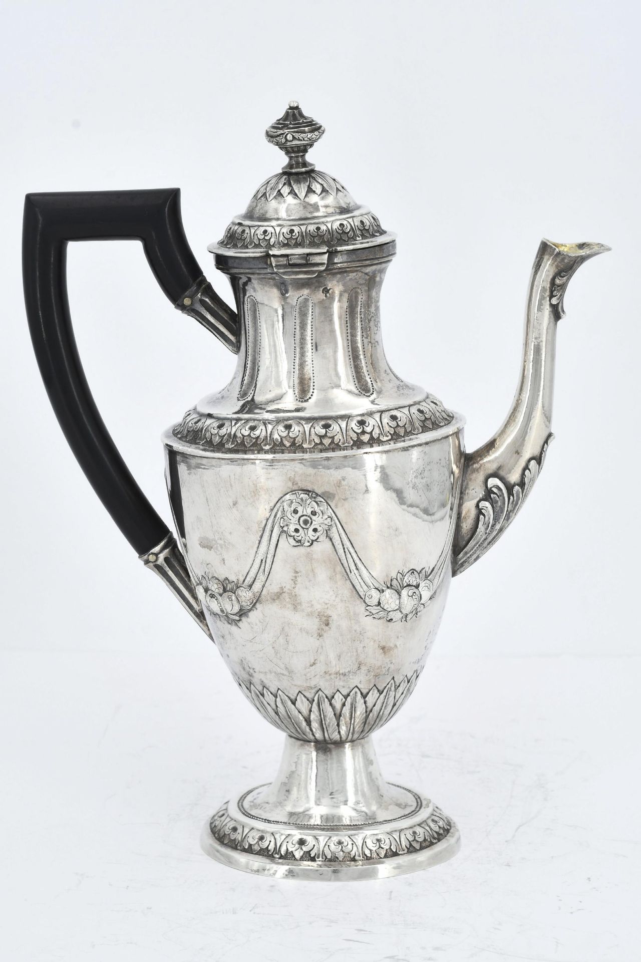 Silver coffee pot and hot-water jug with fruit festoons and lancet leaf decor - Image 4 of 14