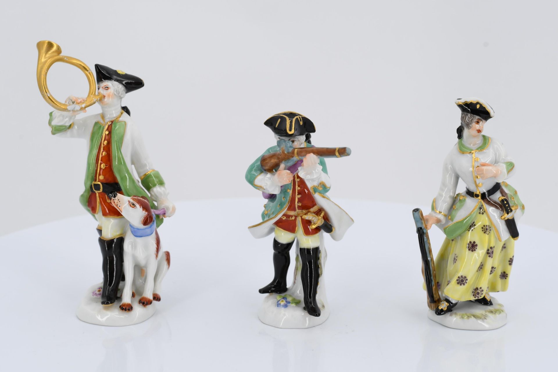 7 miniature porcelain figurines of hunters and huntresses - Image 17 of 21