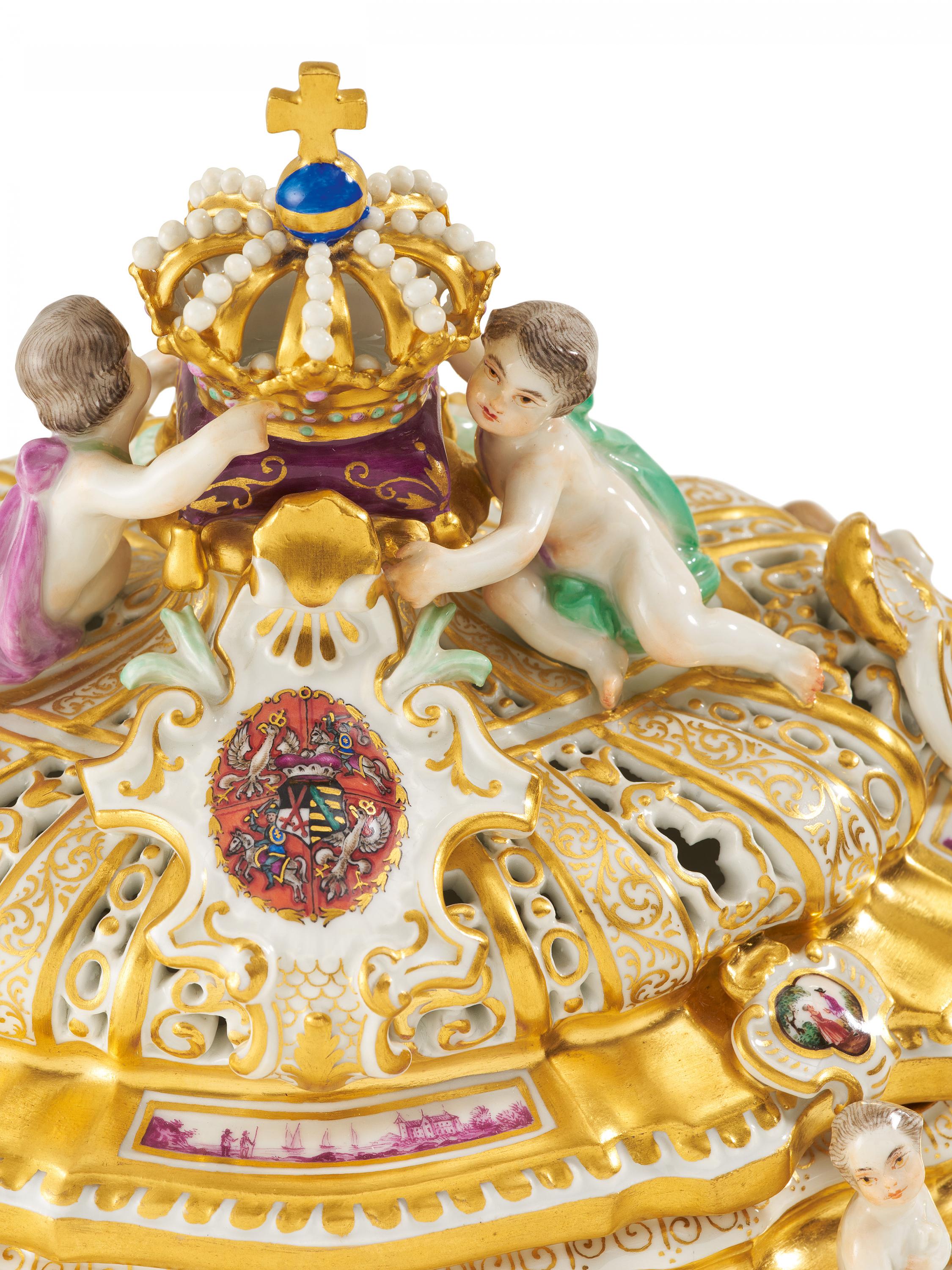  Porcelain crown tureen, so-called "Drüselkästchen" of Maria Josepha  - Image 8 of 9