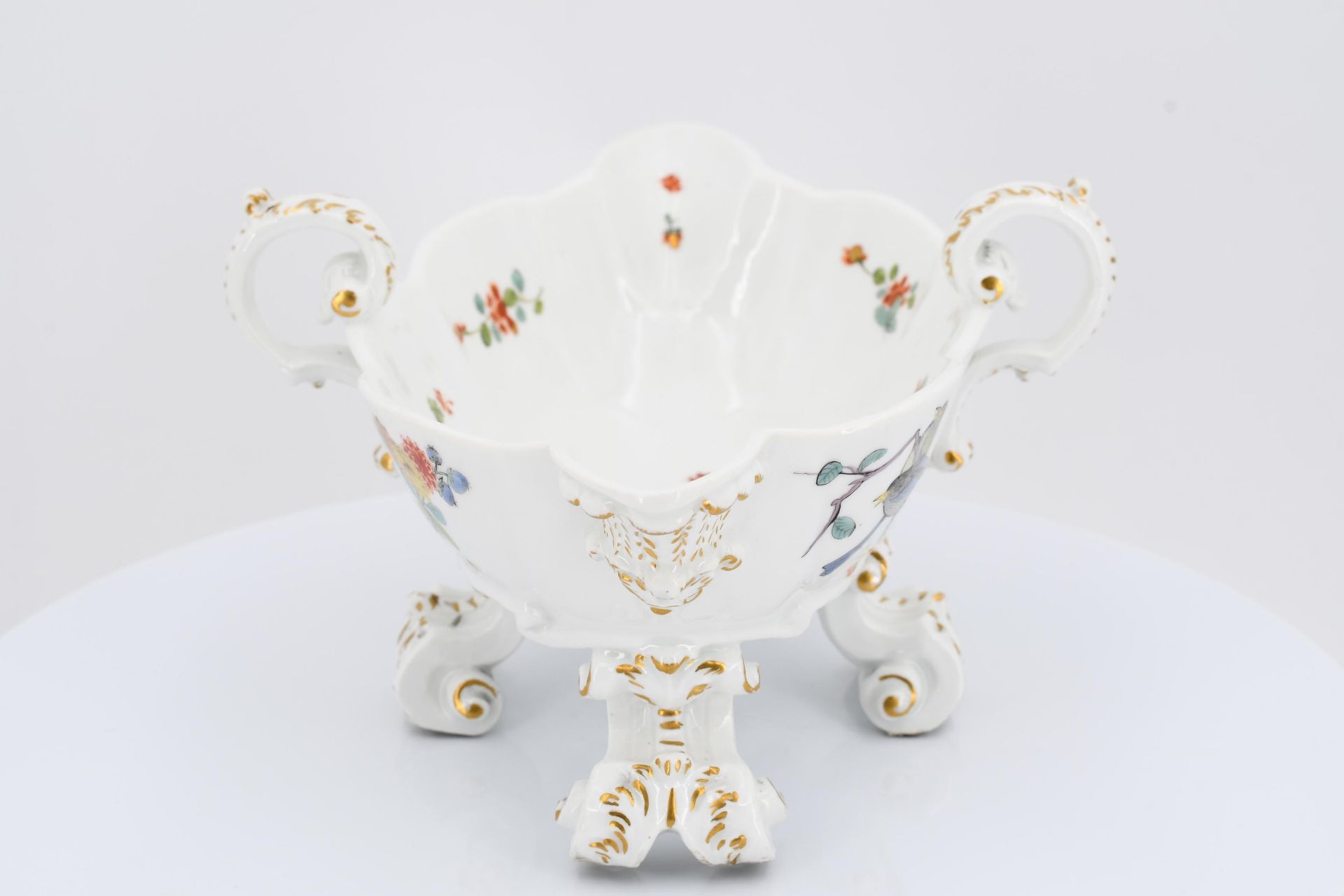 Porcelain sauce boat with Kakiemon decor - Image 3 of 7