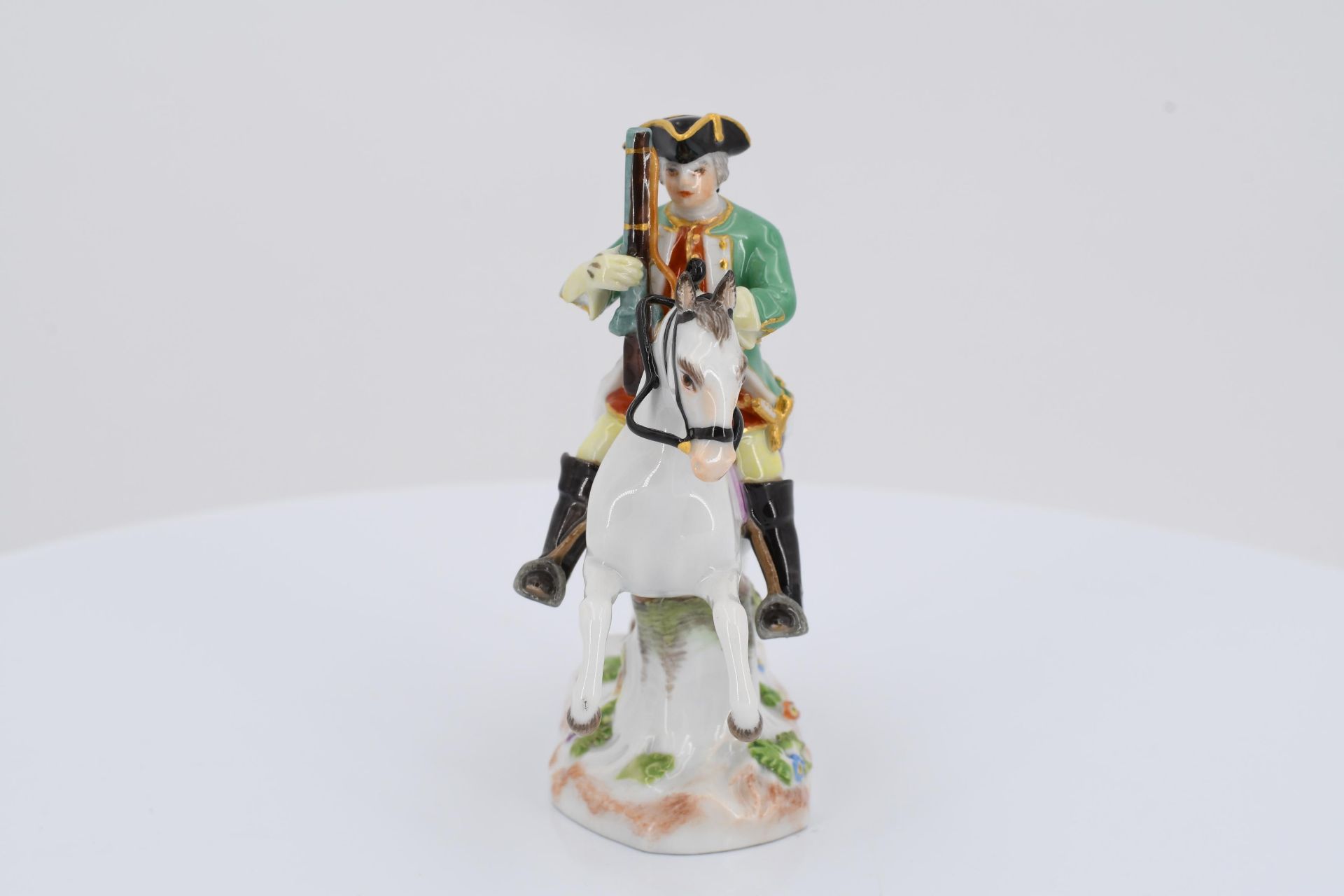 7 miniature porcelain figurines of hunters and huntresses - Image 3 of 21