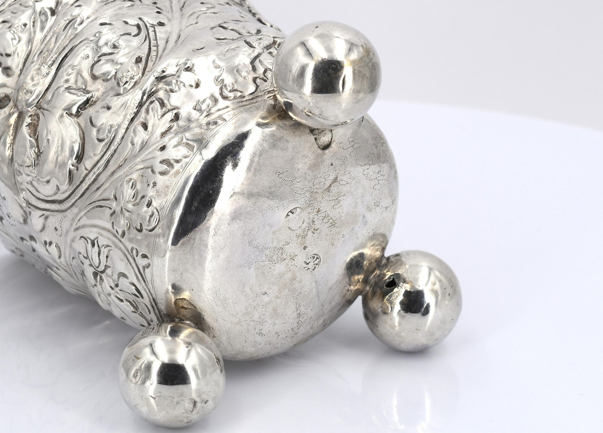 Lidded silver beaker with flower tendrils on spheric feet - Image 8 of 8