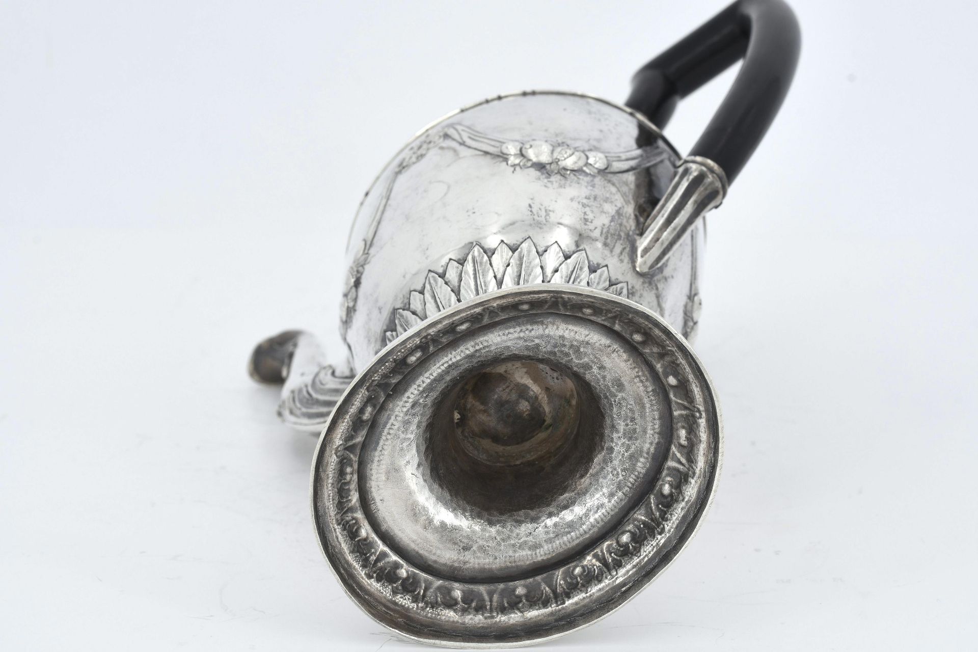 Silver coffee pot and hot-water jug with fruit festoons and lancet leaf decor - Image 7 of 14