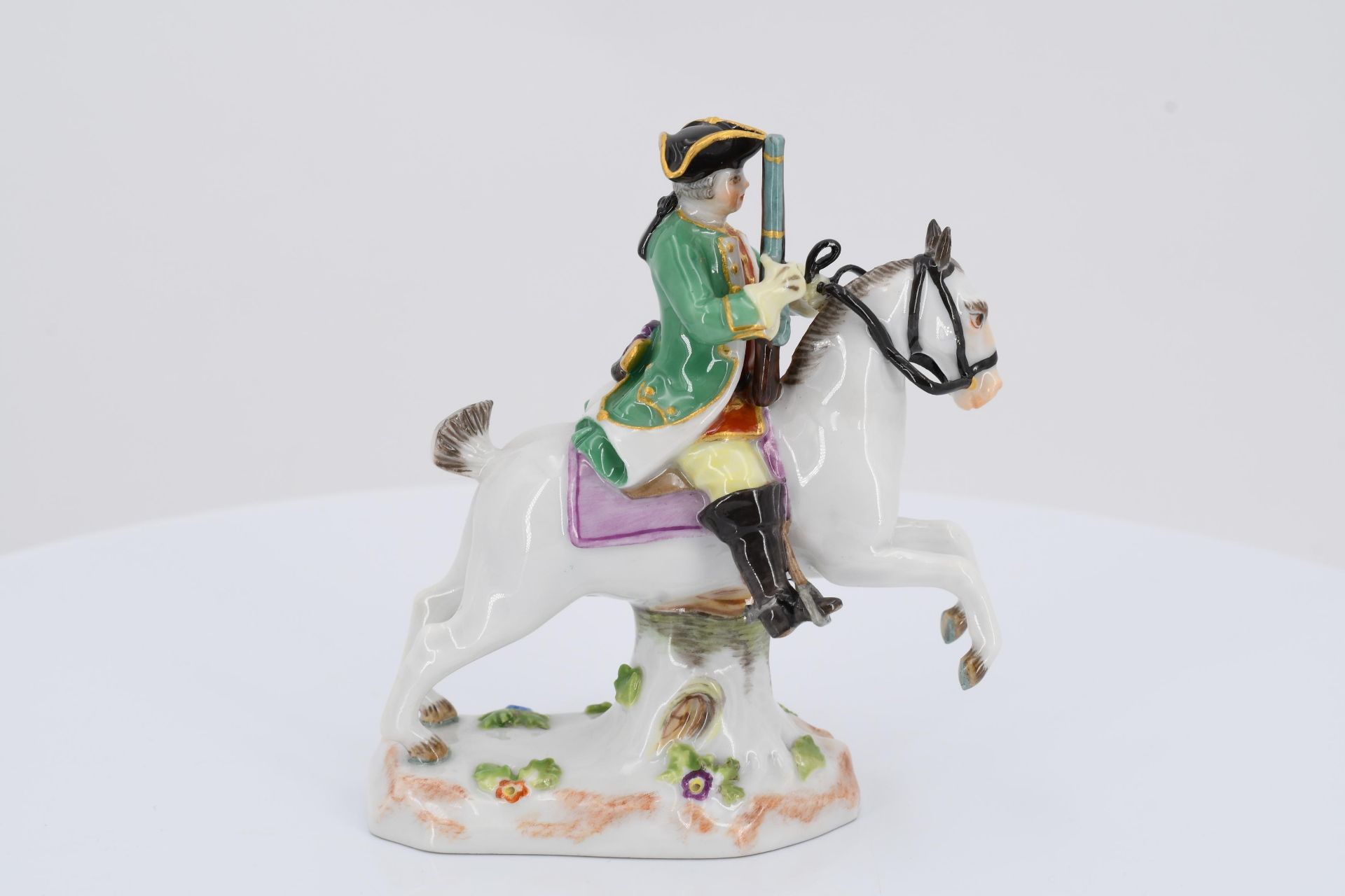 7 miniature porcelain figurines of hunters and huntresses - Image 4 of 21