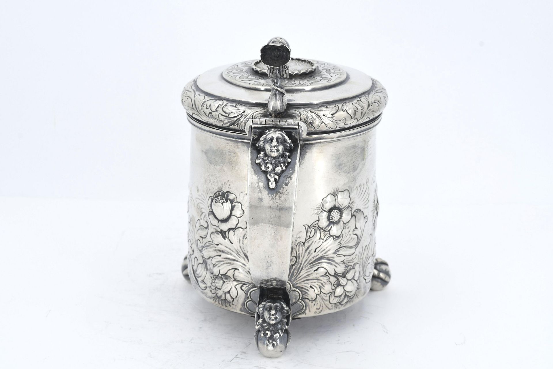 Large lidded silver beaker with lion décor on spheric feet - Image 3 of 8