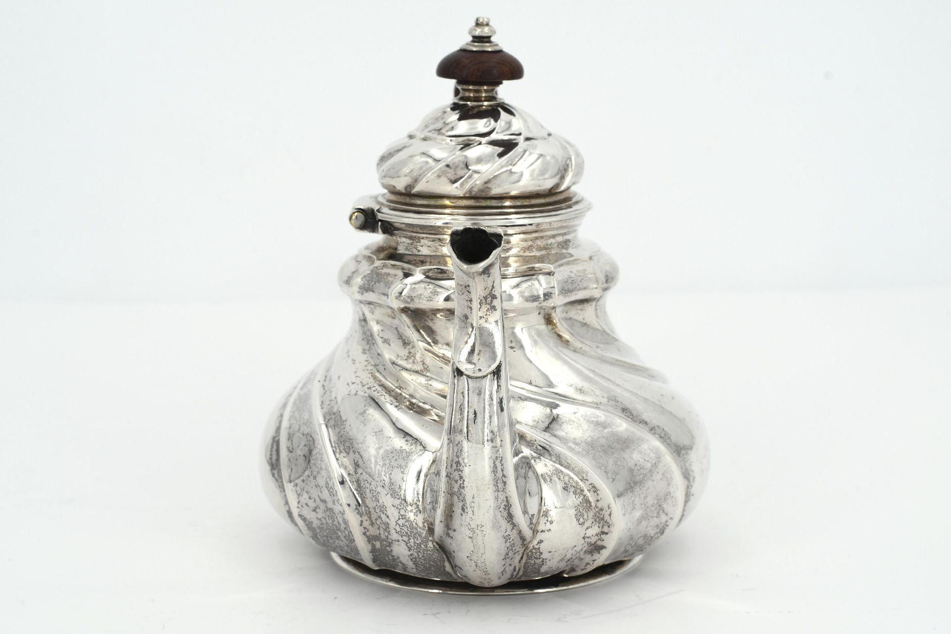 SILVER TEAPOT WITH TWIST-FLUTED FEATURES. - Image 2 of 6