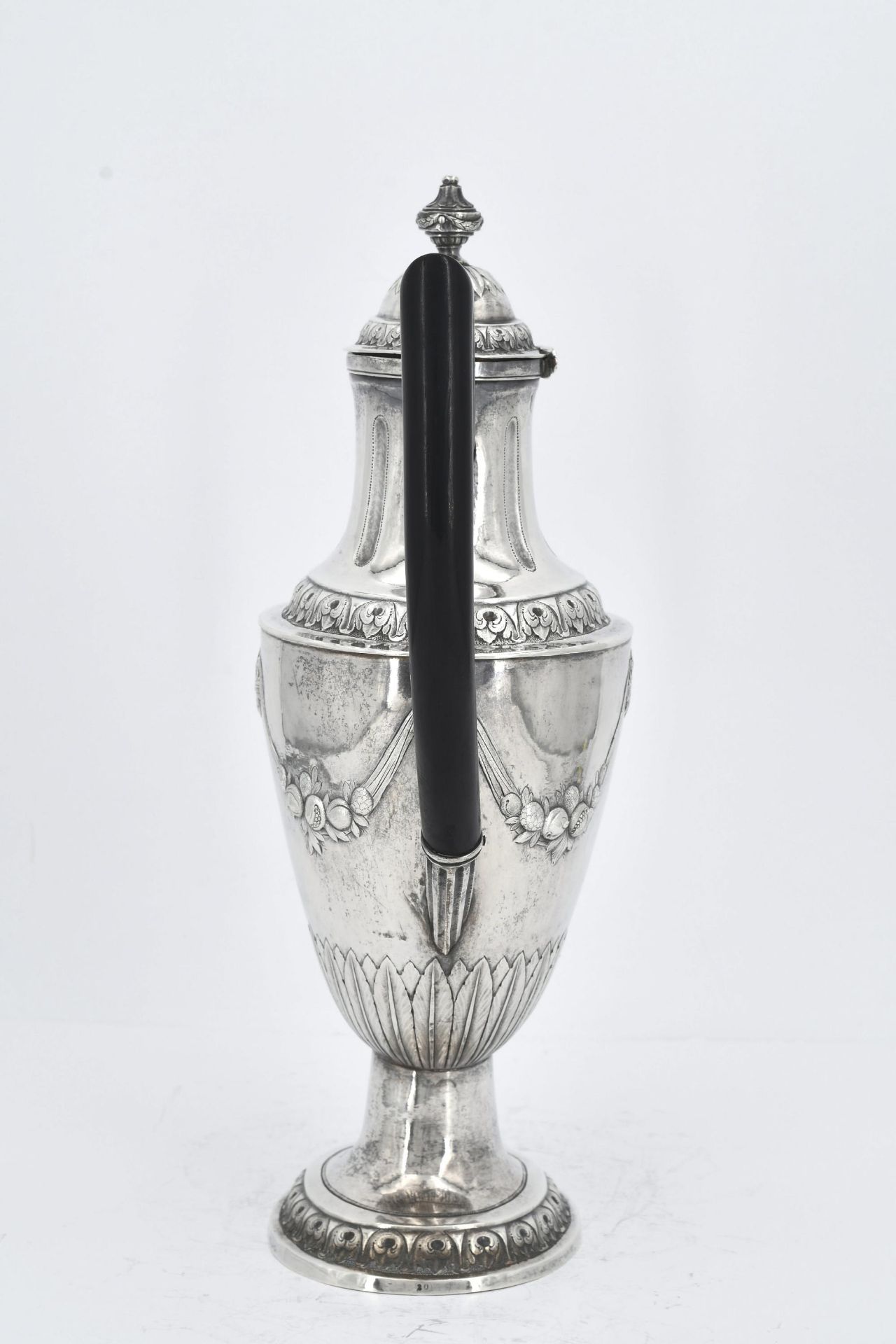 Silver coffee pot and hot-water jug with fruit festoons and lancet leaf decor - Image 11 of 14