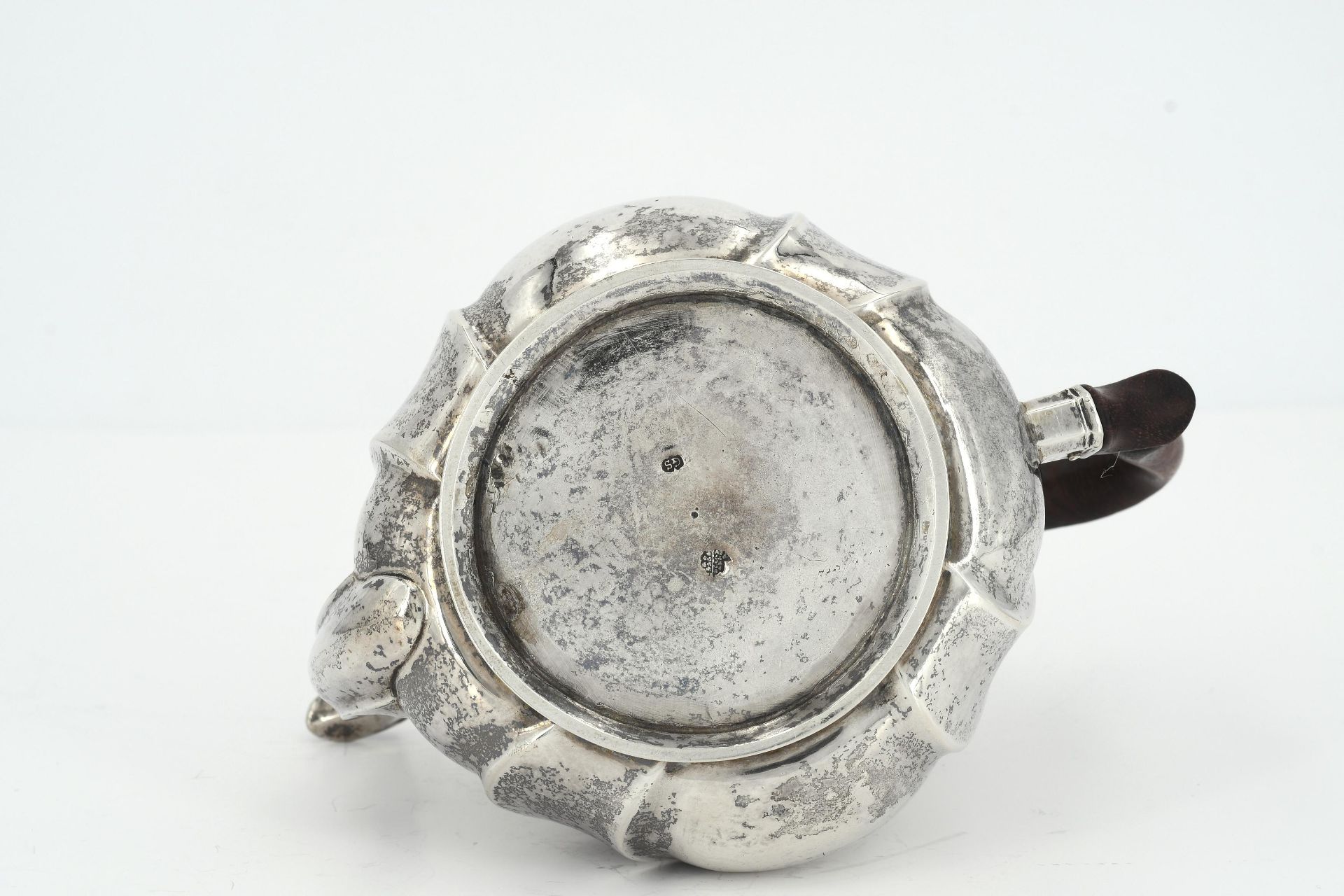 SILVER TEAPOT WITH TWIST-FLUTED FEATURES. - Image 6 of 6