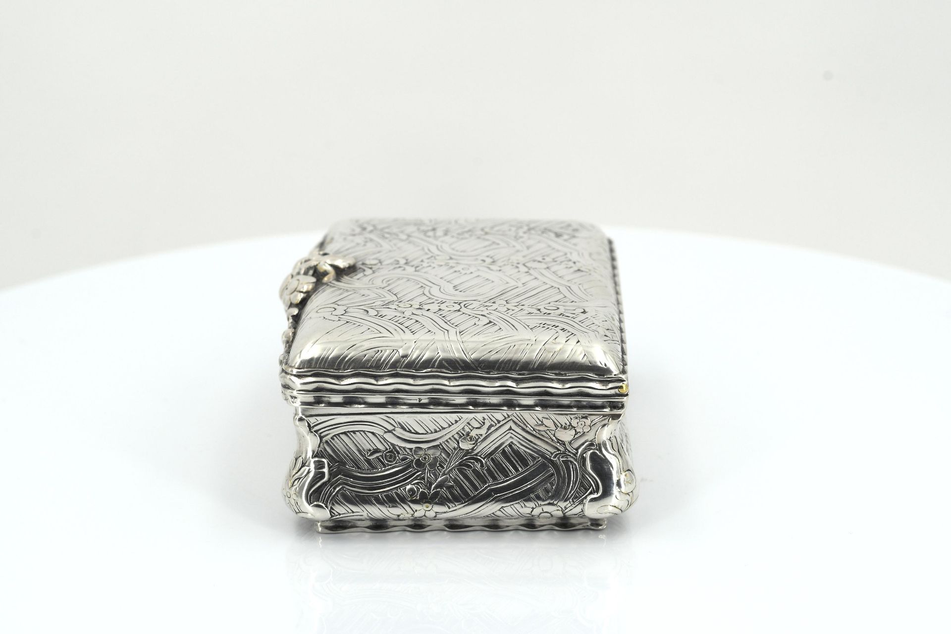 Silver snuffbox with flower tendrils - Image 3 of 9