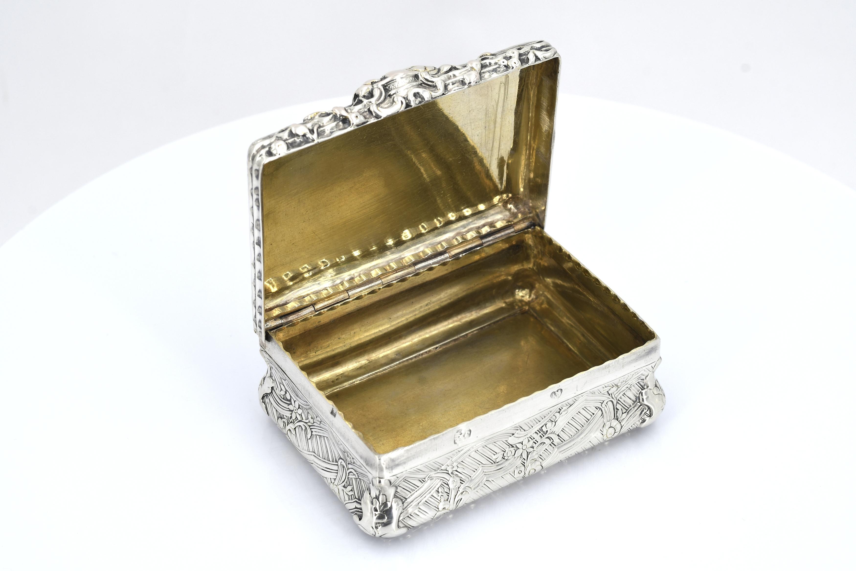Silver snuffbox with flower tendrils - Image 8 of 9