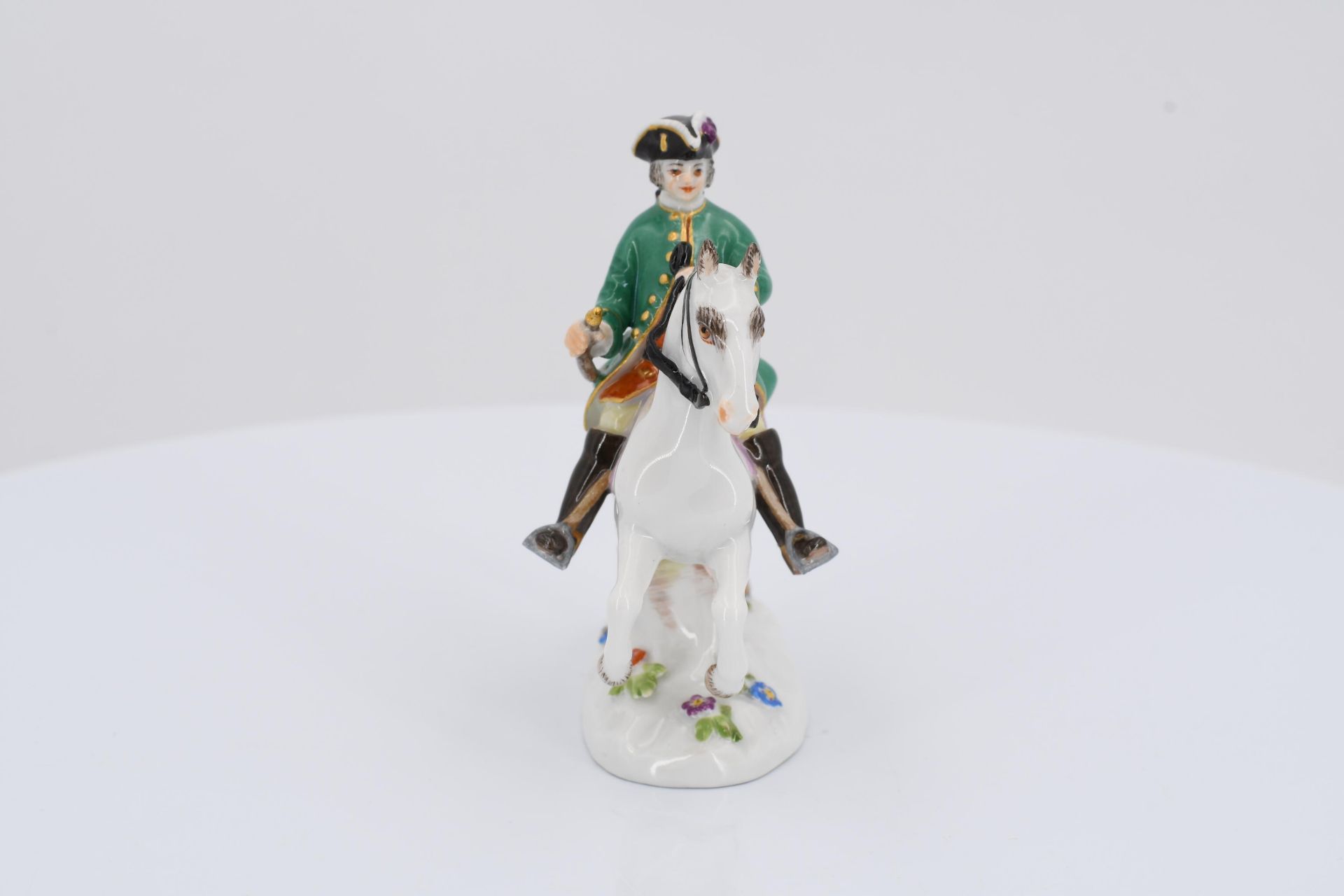 7 miniature porcelain figurines of hunters and huntresses - Image 8 of 21