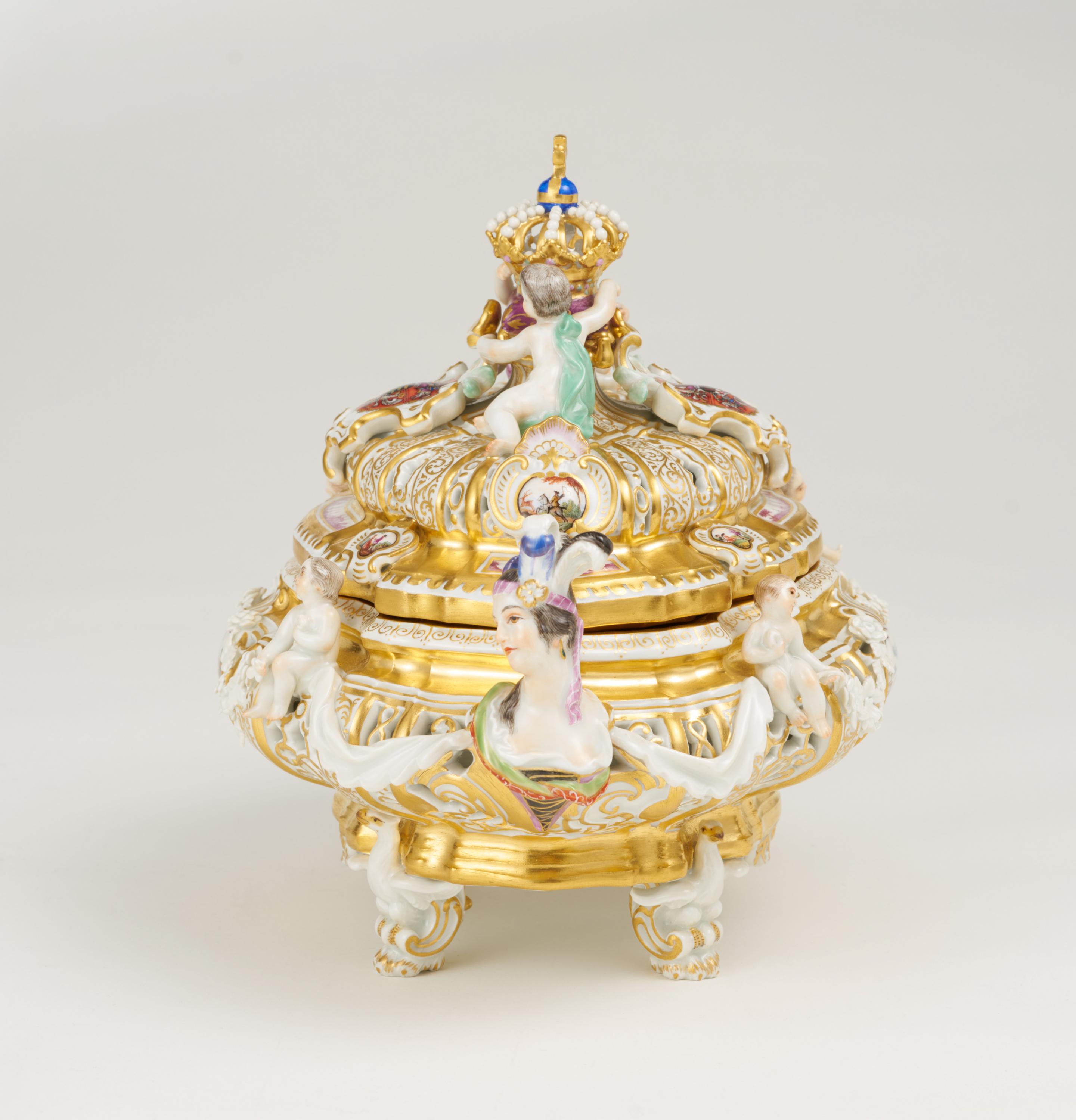  Porcelain crown tureen, so-called "Drüselkästchen" of Maria Josepha  - Image 4 of 9