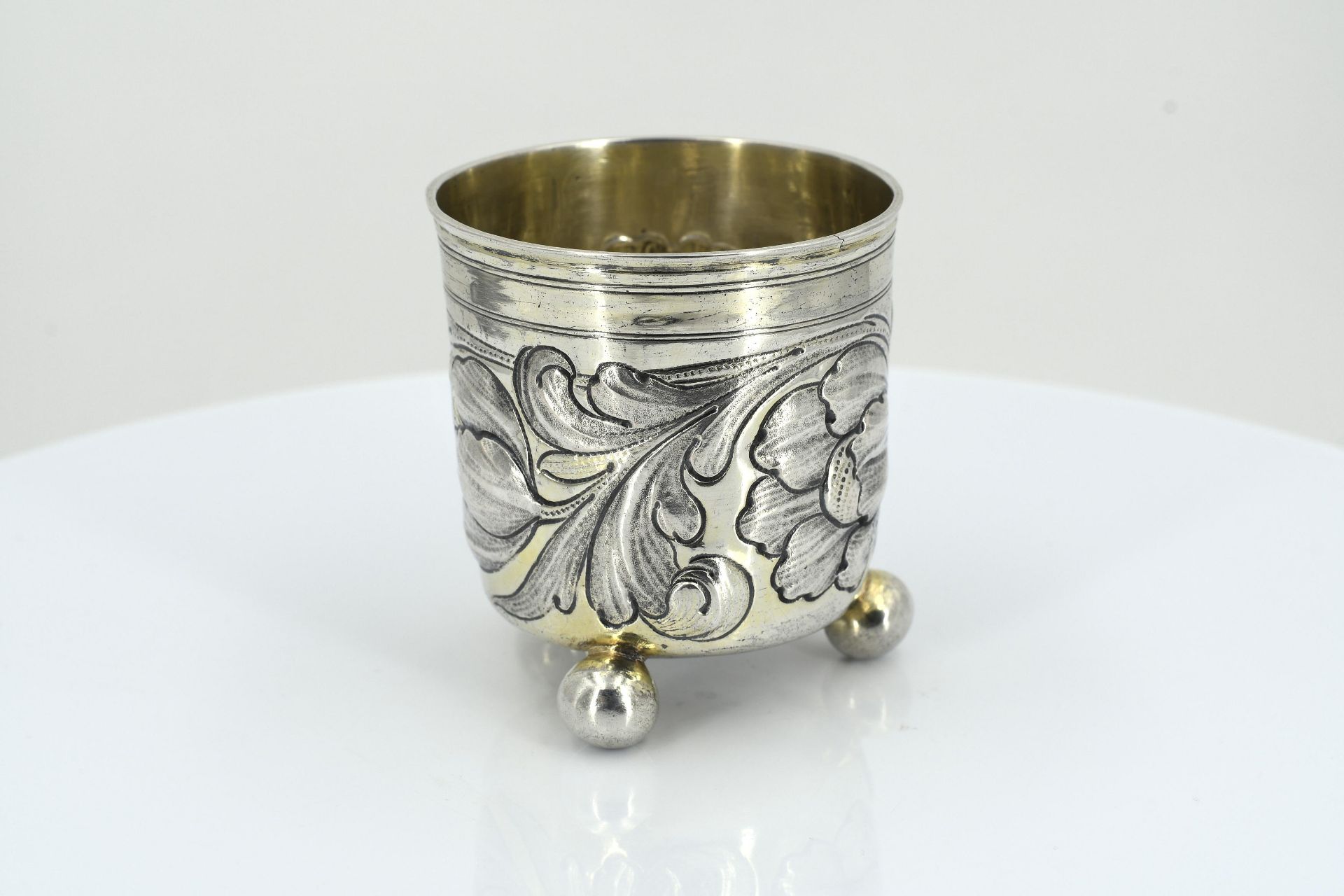 Small silver beaker with spheric feet and flower tendrils - Image 4 of 7