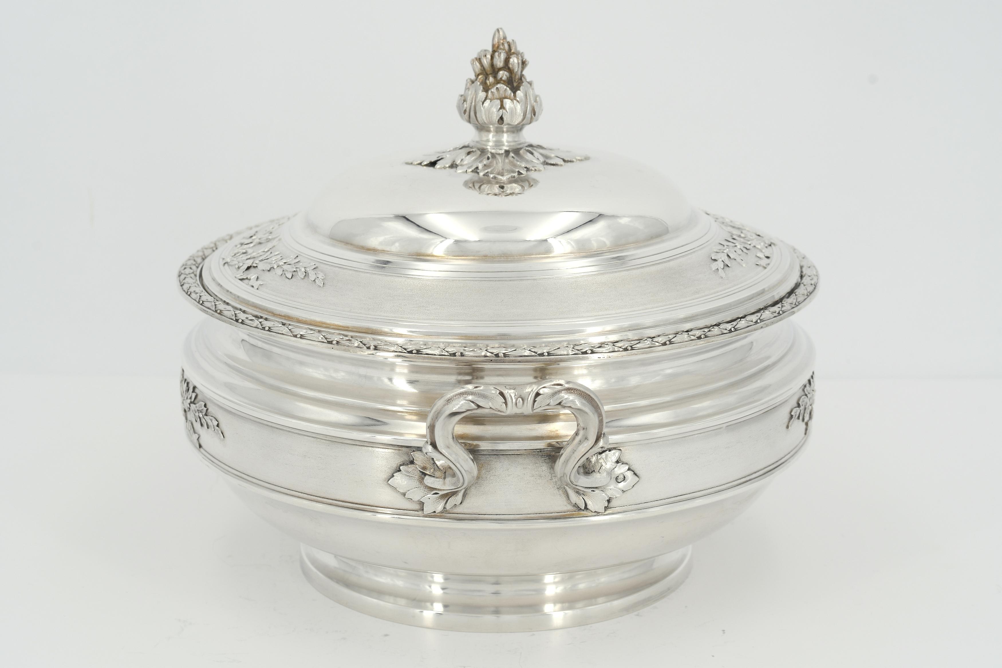 Silver vegetable bowl with laurel wreaths and floral knob - Image 3 of 8