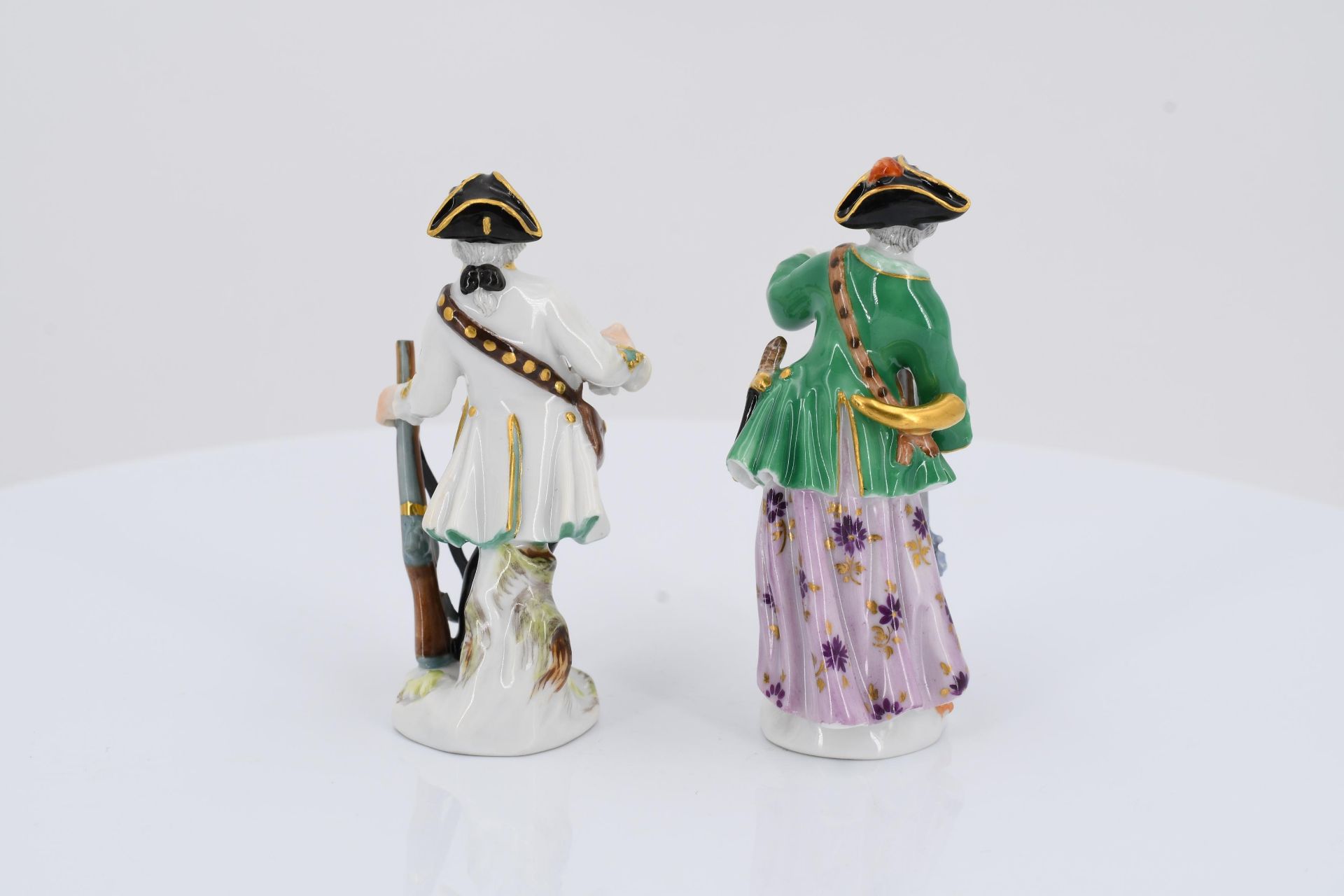 7 miniature porcelain figurines of hunters and huntresses - Image 14 of 21