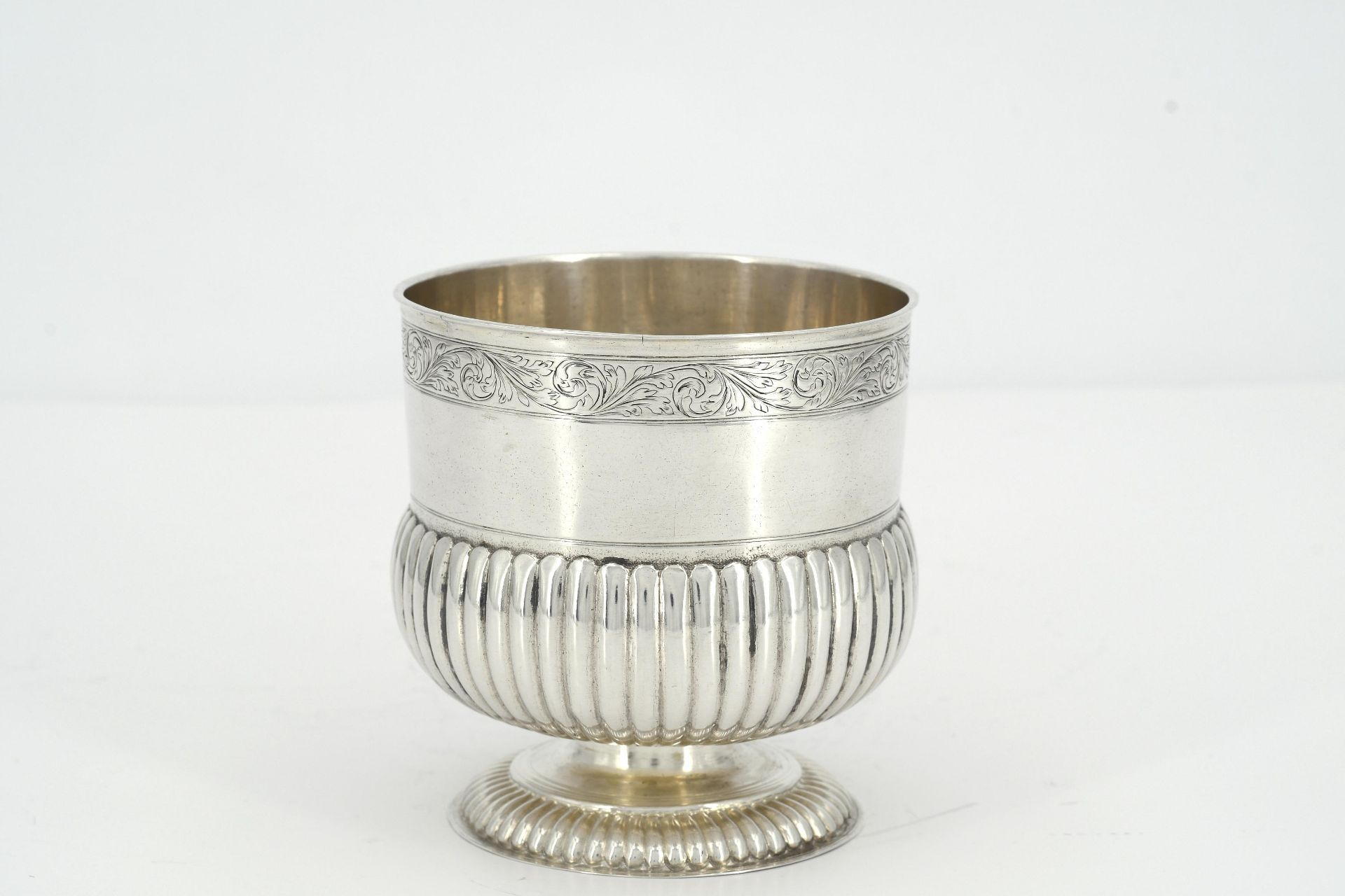 Footed silver beaker with gadrooning - Image 5 of 7