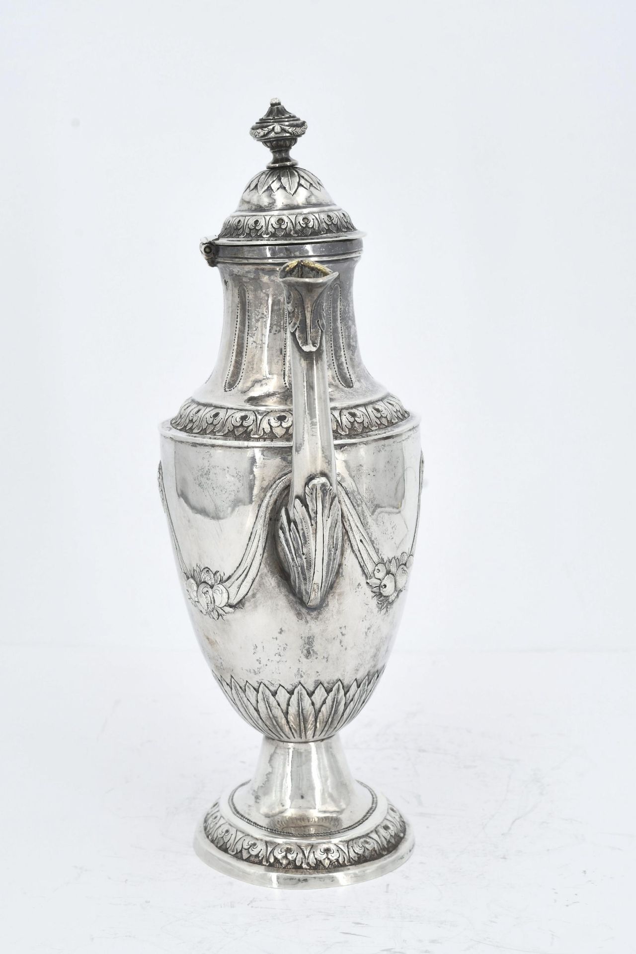 Silver coffee pot and hot-water jug with fruit festoons and lancet leaf decor - Image 3 of 14