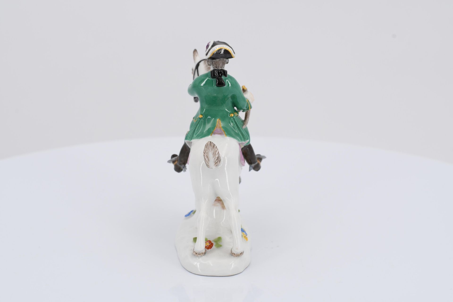 7 miniature porcelain figurines of hunters and huntresses - Image 10 of 21