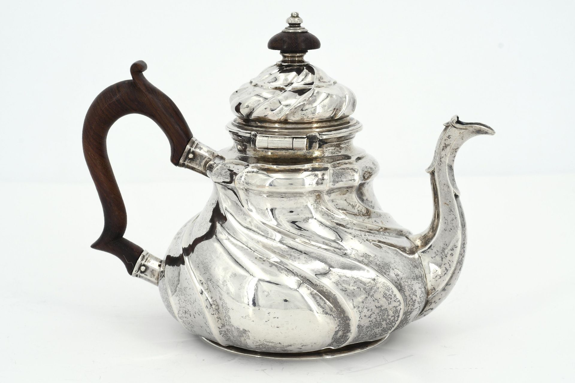 SILVER TEAPOT WITH TWIST-FLUTED FEATURES. - Image 3 of 6
