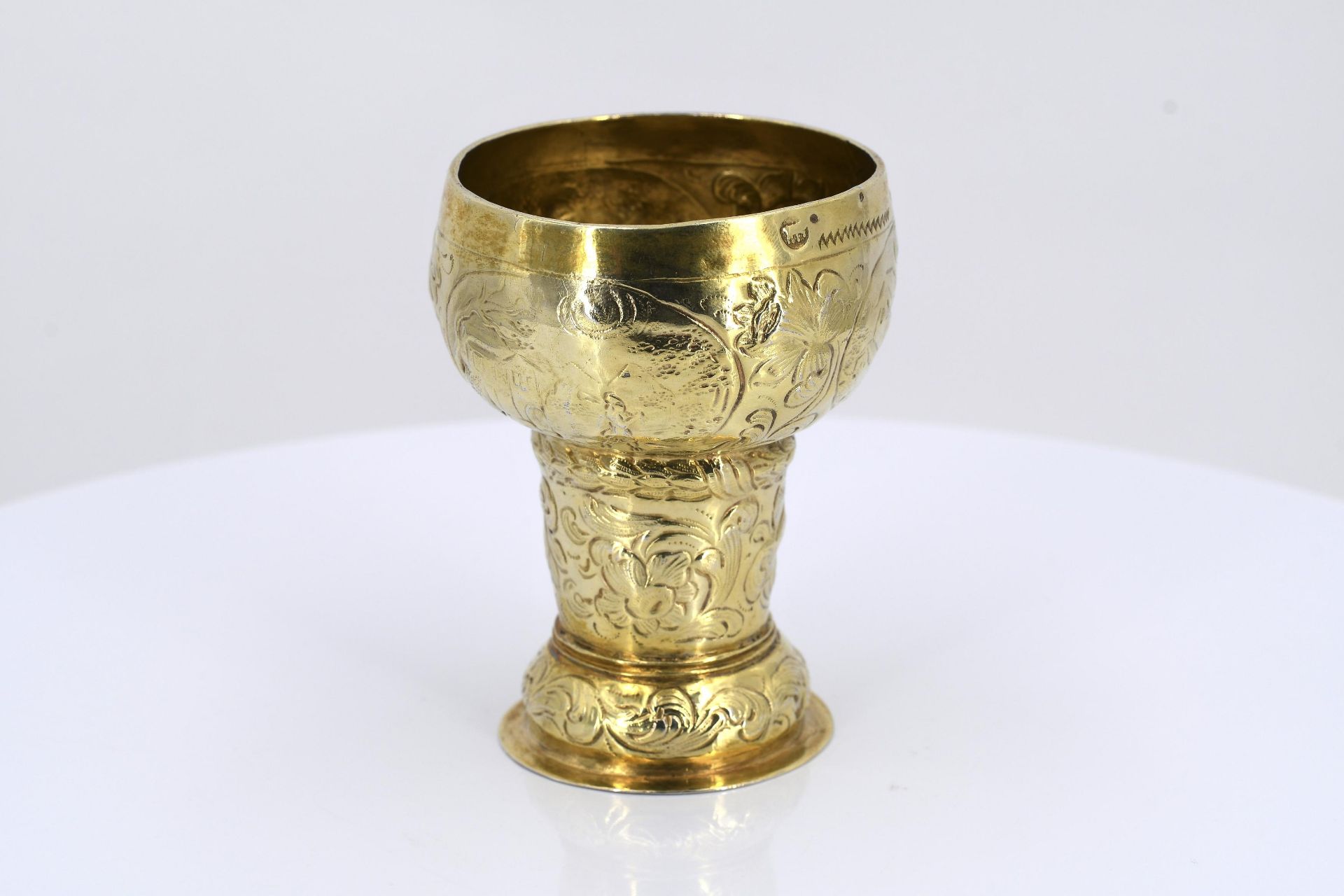 Small vermeil beaker (Roemer) with landscape reserves - Image 4 of 7