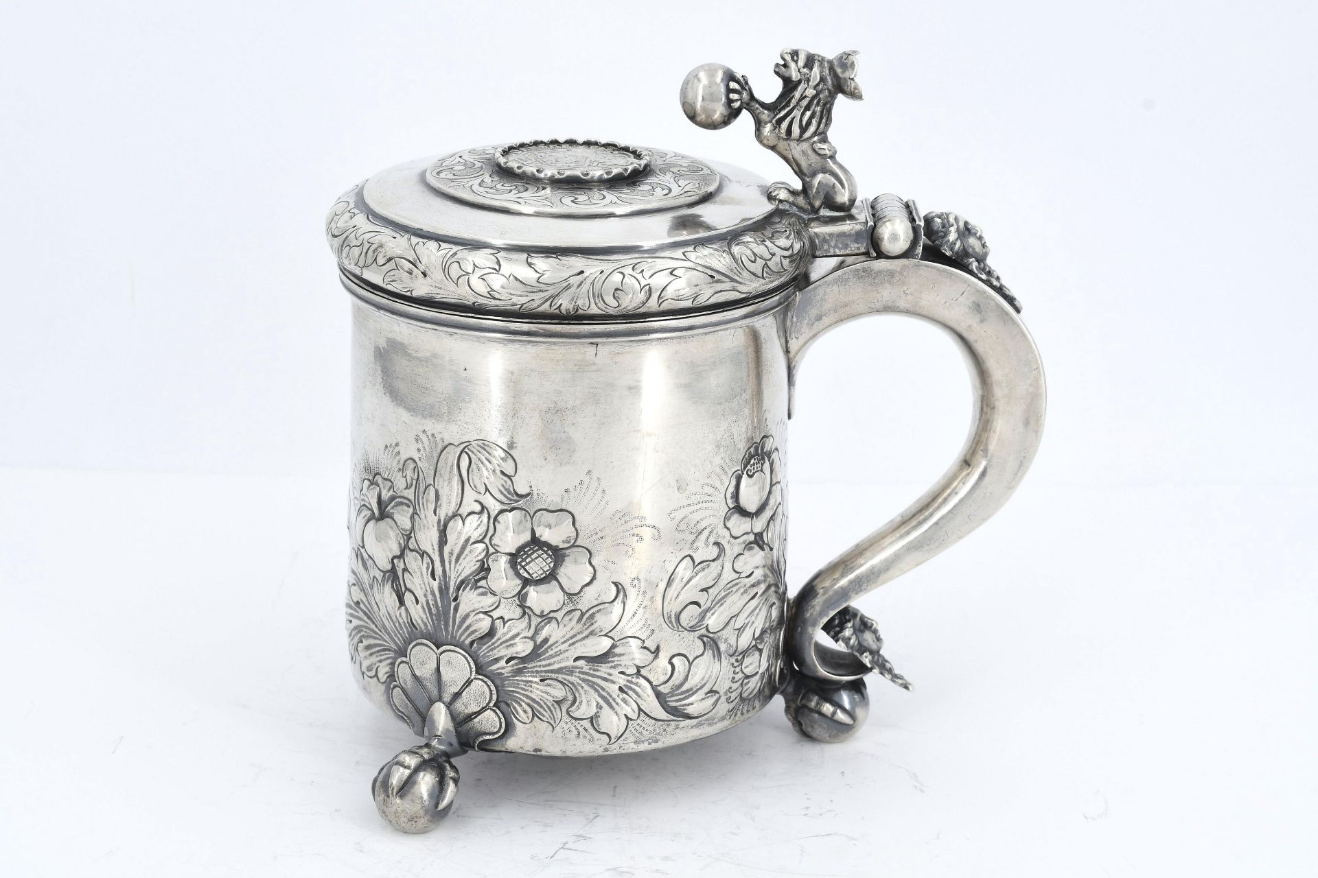Large lidded silver beaker with lion décor on spheric feet - Image 2 of 8