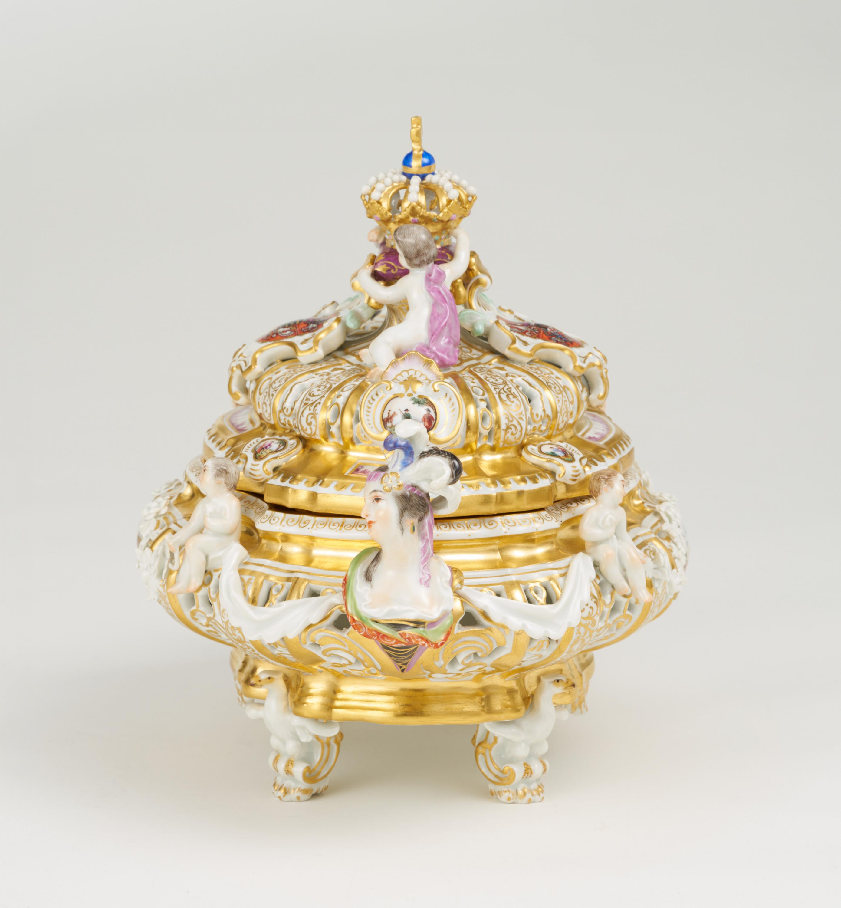  Porcelain crown tureen, so-called "Drüselkästchen" of Maria Josepha  - Image 2 of 9