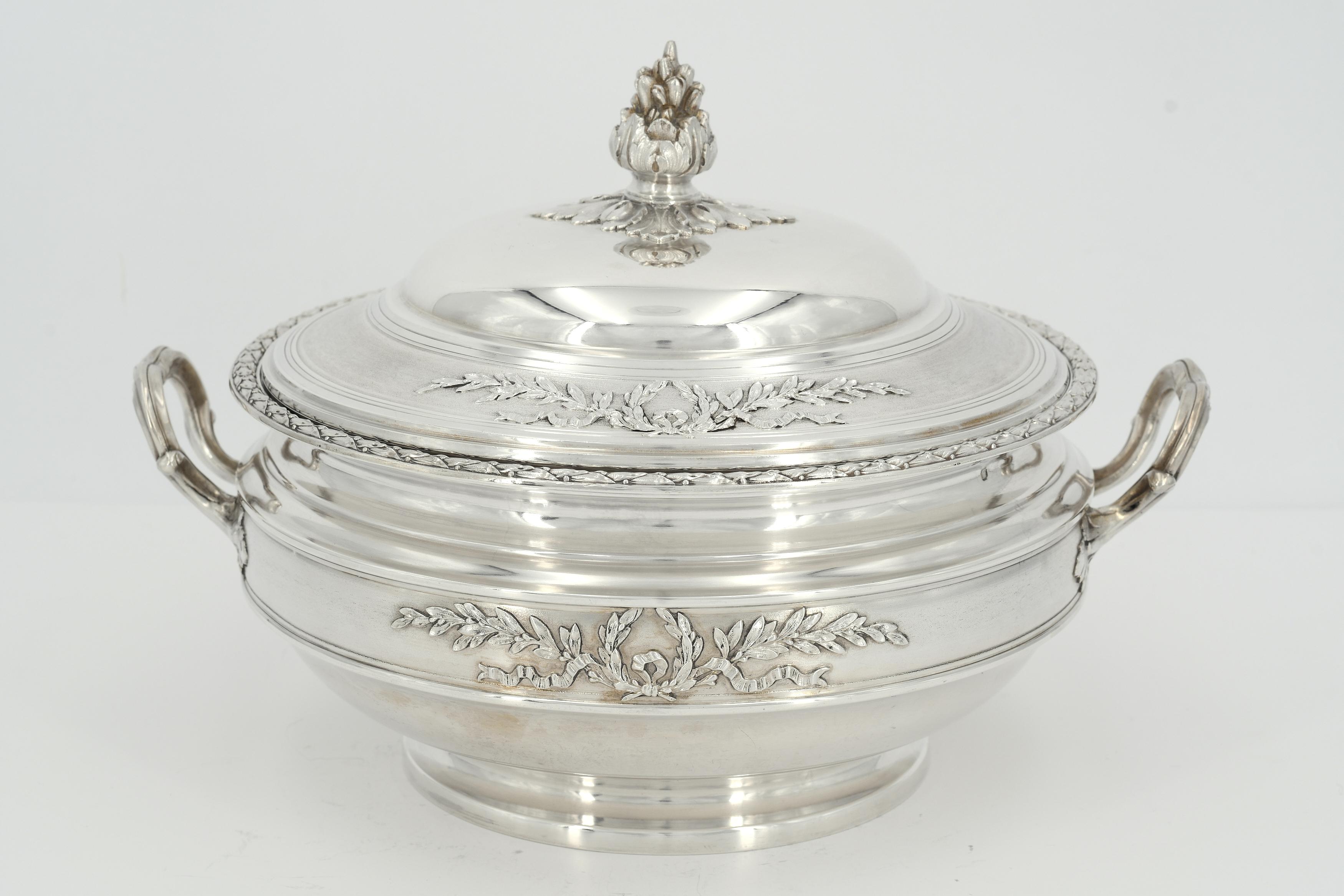 Silver vegetable bowl with laurel wreaths and floral knob - Image 2 of 8