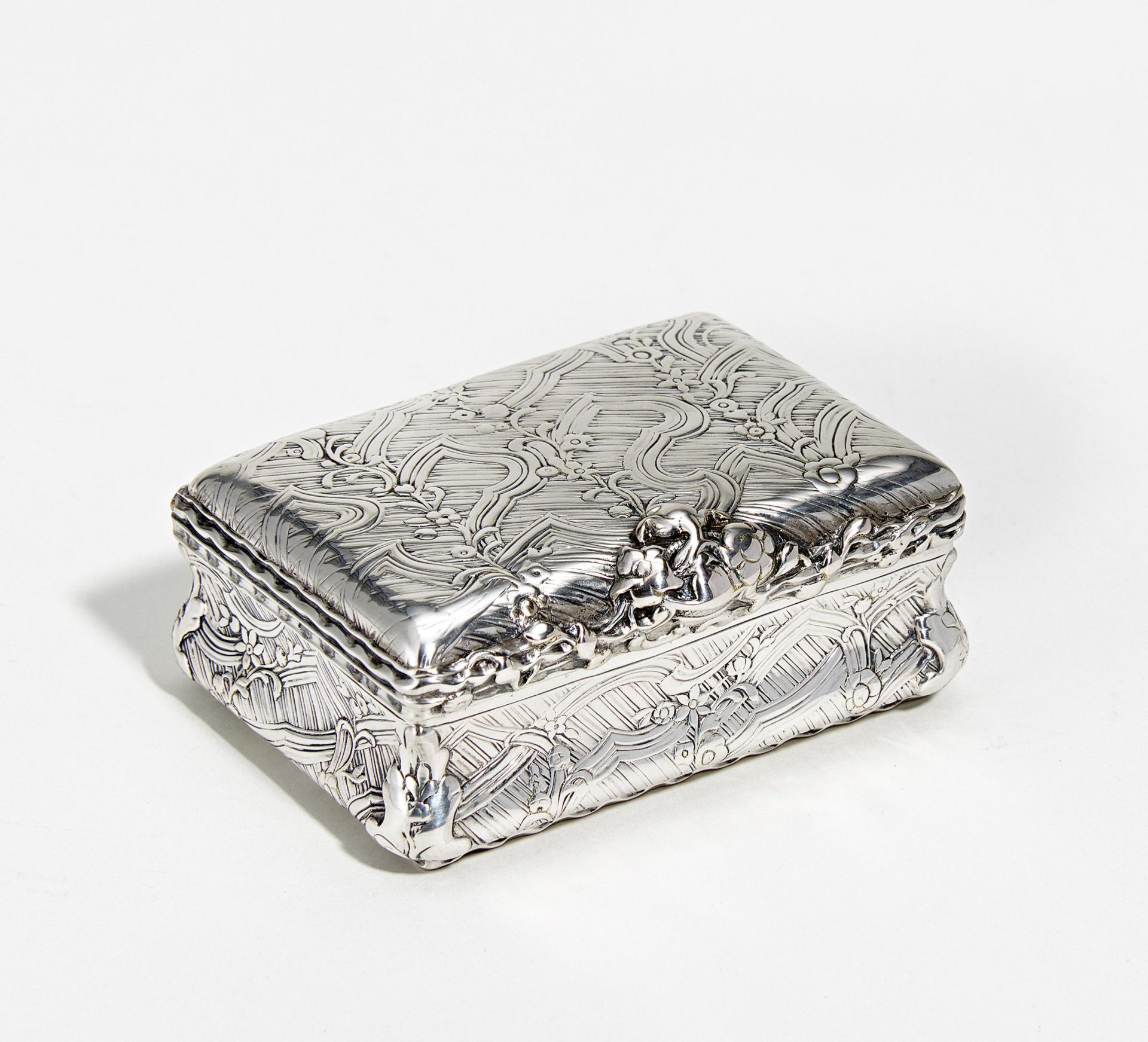 Silver snuffbox with flower tendrils