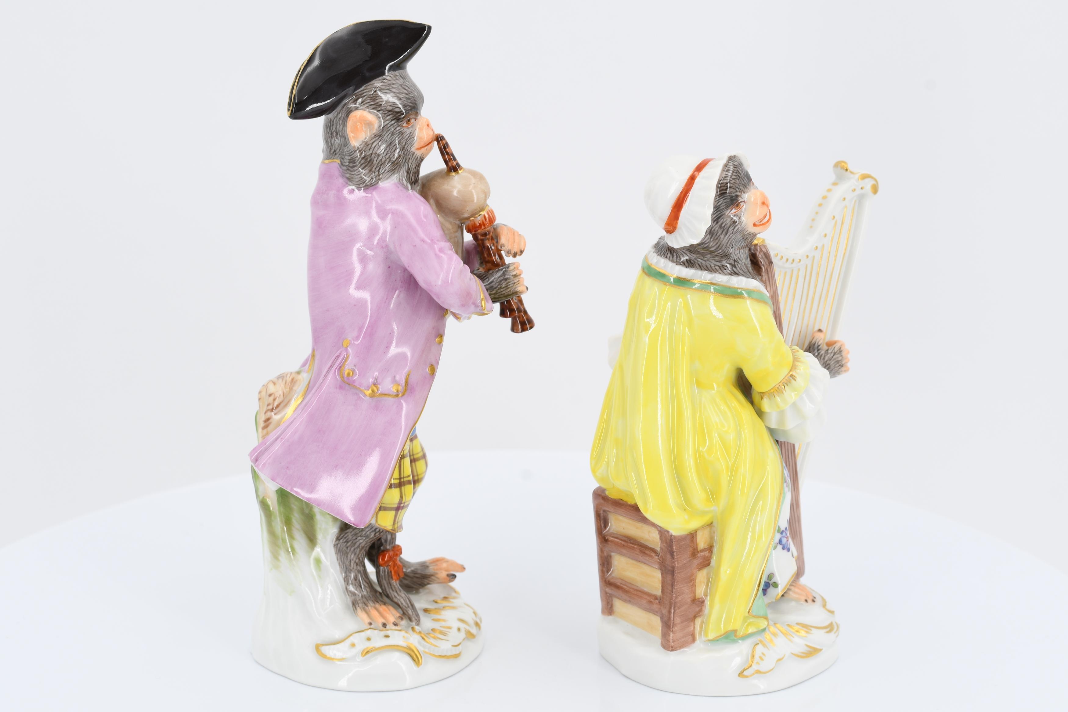 19 porcelain figurines and one music desk from the ape chapel - Image 10 of 27