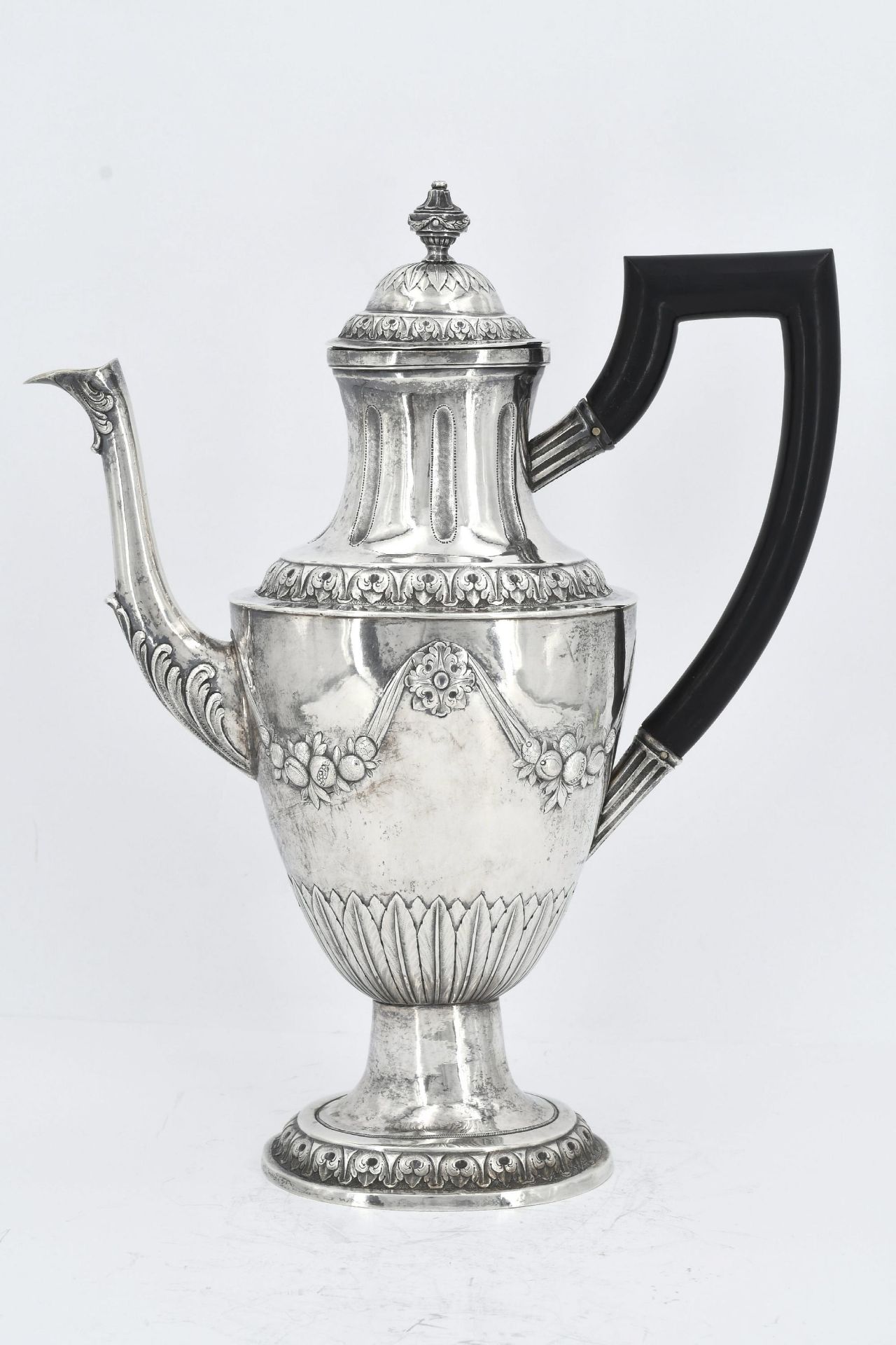 Silver coffee pot and hot-water jug with fruit festoons and lancet leaf decor - Image 10 of 14
