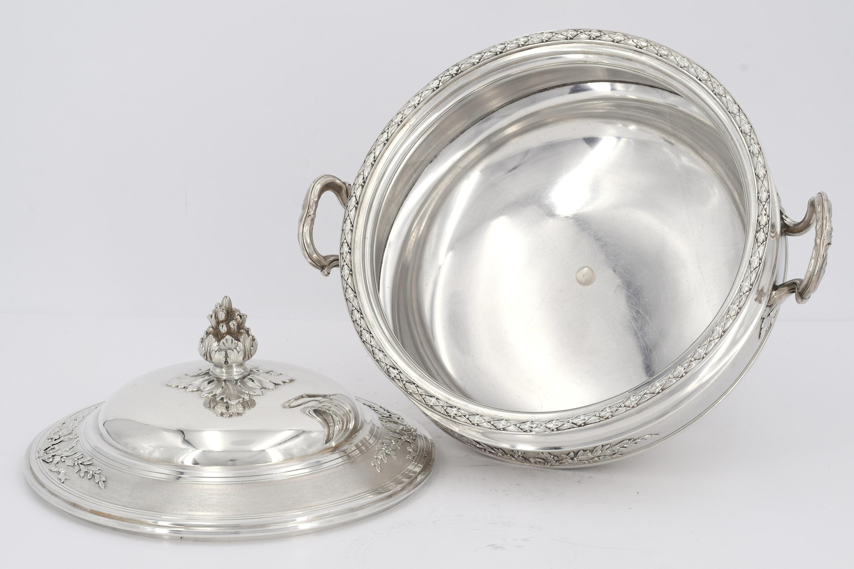 Silver vegetable bowl with laurel wreaths and floral knob - Image 6 of 8