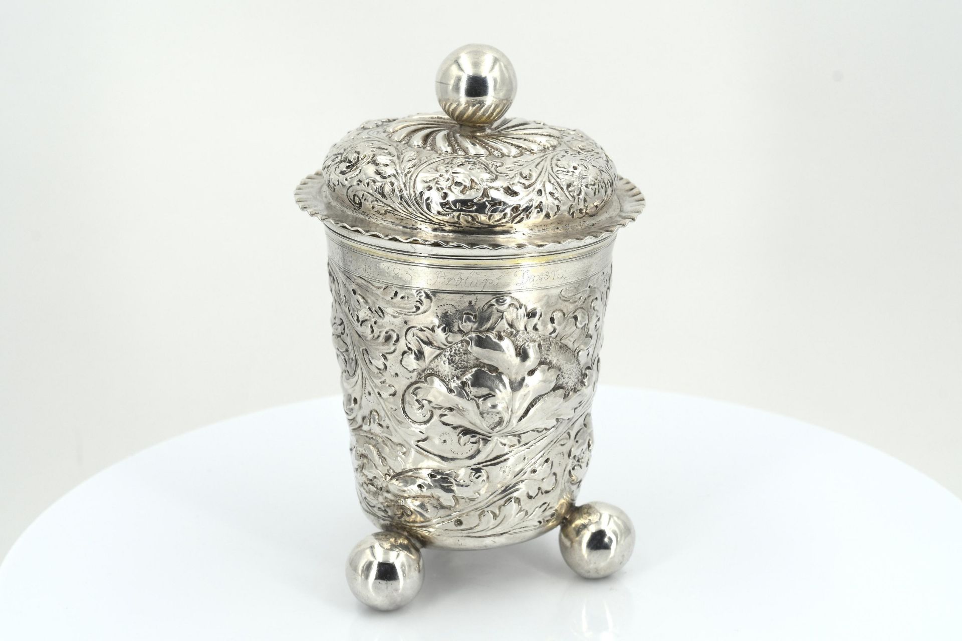 Lidded silver beaker with flower tendrils on spheric feet - Image 5 of 8