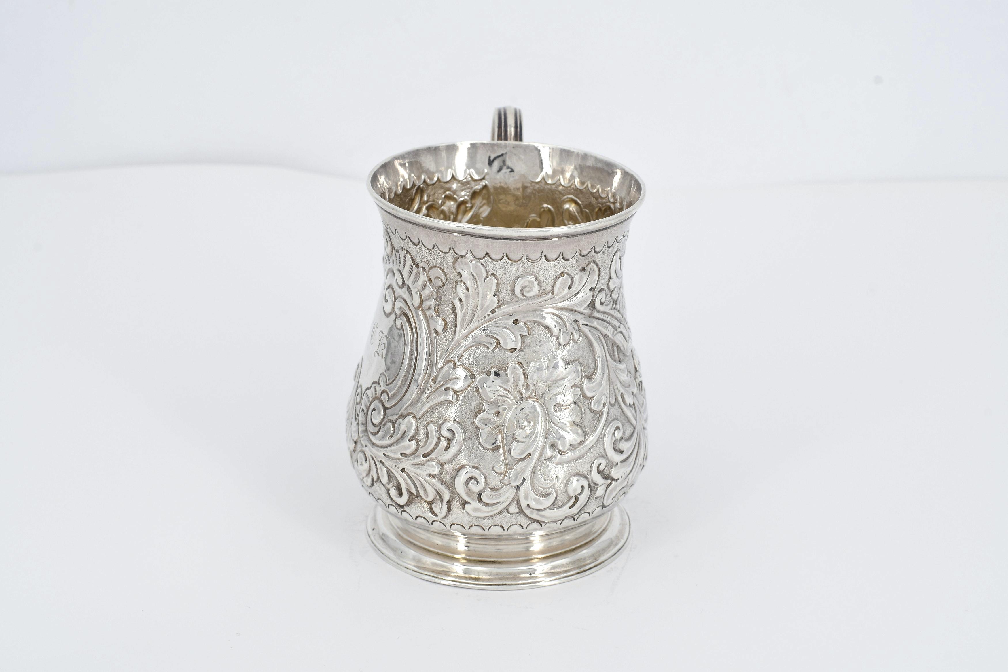 Silver salt dish and small George II mug with relief décor - Image 8 of 10