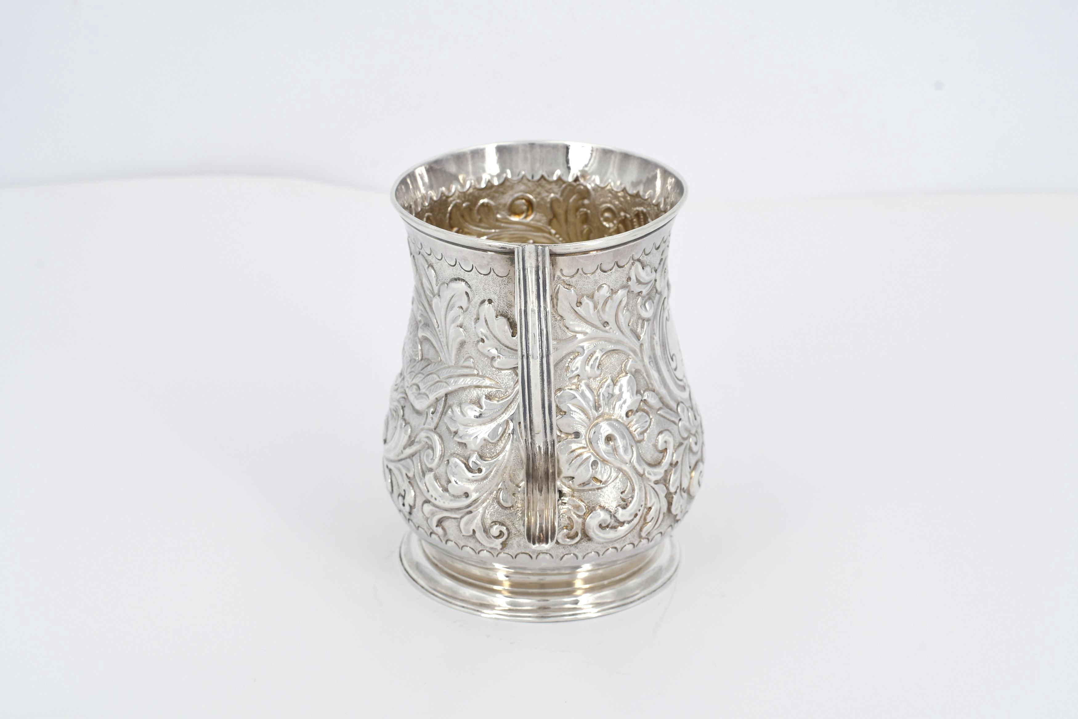 Silver salt dish and small George II mug with relief décor - Image 6 of 10